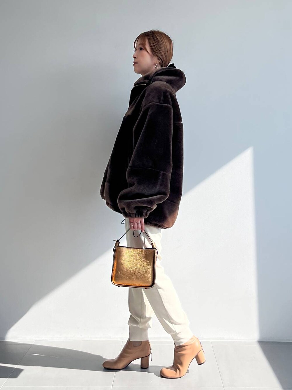 その他のショルダーバッグ、ホワイト系のその他パンツ、ホワイト系のシャツ/ブラウスを着用したレディースの秋コーディネートの3枚目の写真