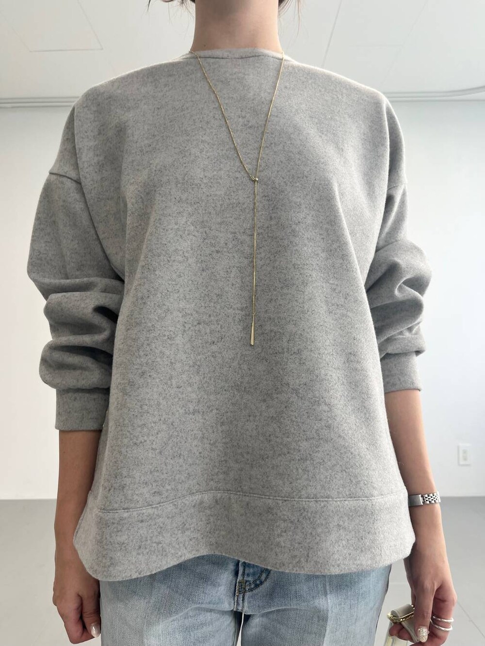 ホワイト系のショルダーバッグ、グレー系のスウェットを着用したレディースの冬コーディネートの6枚目の写真