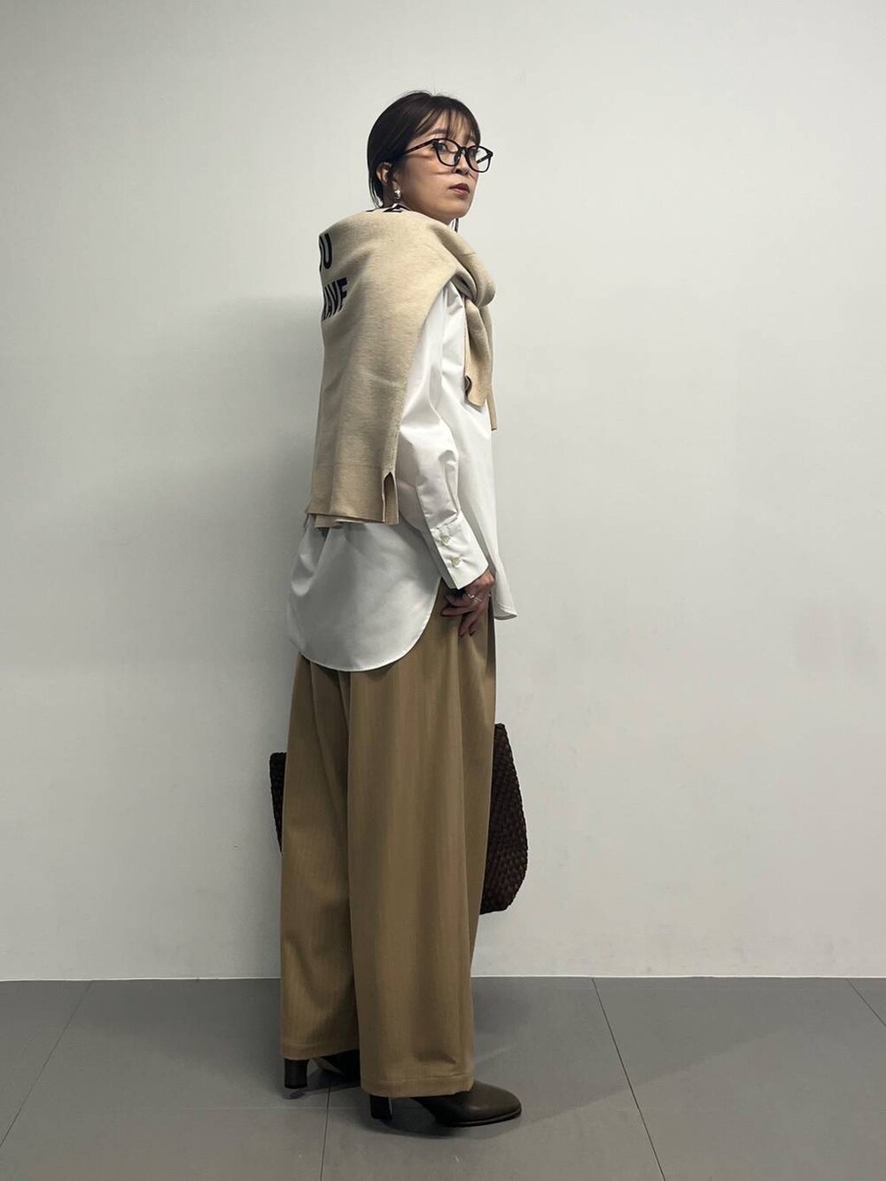ブラウン系のブーツ、イエロー系のその他パンツ、ベージュ系のカーディガン/ボレロを着用したレディースの冬コーディネートの4枚目の写真