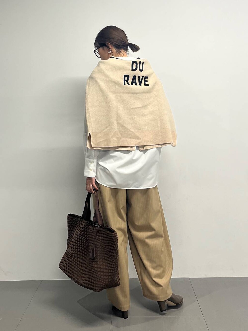ブラウン系のブーツ、イエロー系のその他パンツ、ベージュ系のカーディガン/ボレロを着用したレディースの冬コーディネートの5枚目の写真