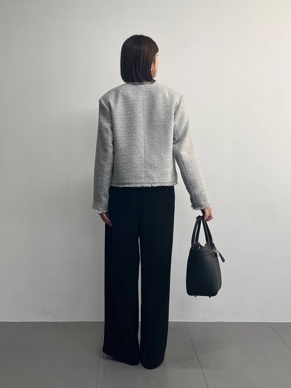 ブラック系のつなぎ/オールインワン、グレー系のノーカラージャケットを着用したレディースの冬コーディネートの5枚目の写真