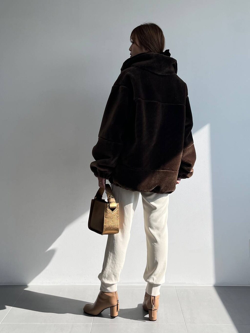 その他のショルダーバッグ、ホワイト系のその他パンツ、ホワイト系のシャツ/ブラウスを着用したレディースの秋コーディネートの4枚目の写真