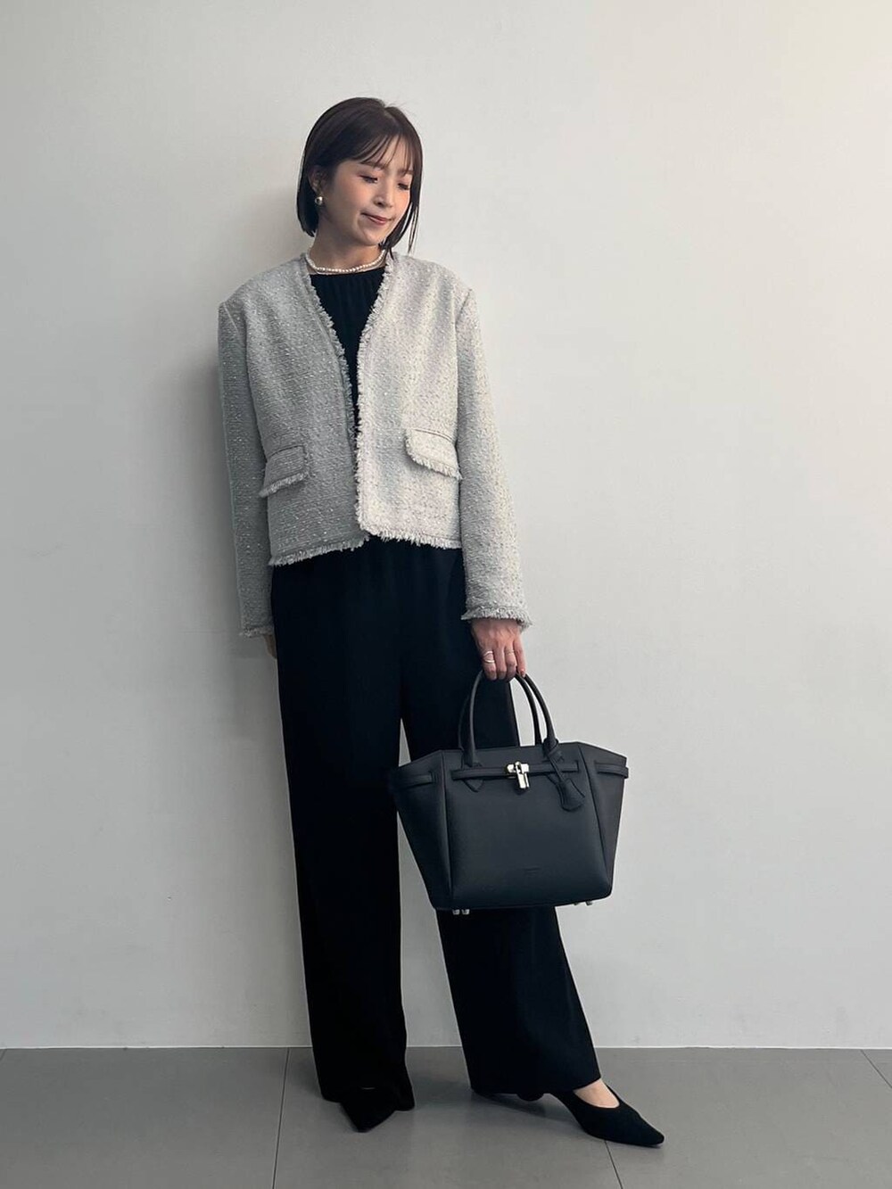 ブラック系のつなぎ/オールインワン、グレー系のノーカラージャケットを着用したレディースの冬コーディネートの6枚目の写真