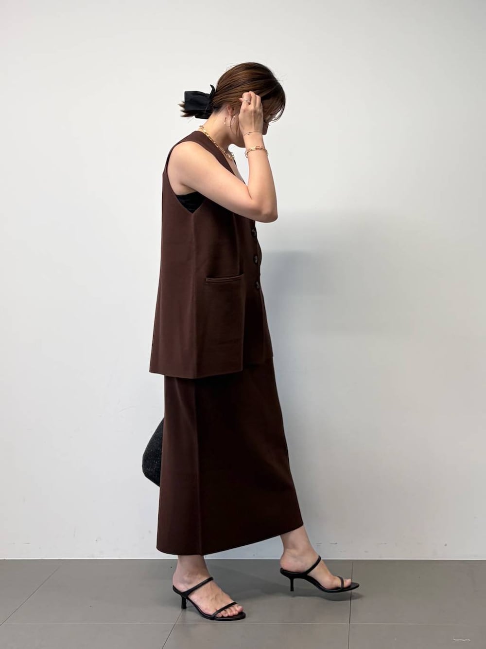 ブラック系のトートバッグ、その他のネックレス、その他のブレスレットを着用したレディースの夏コーディネートの4枚目の写真