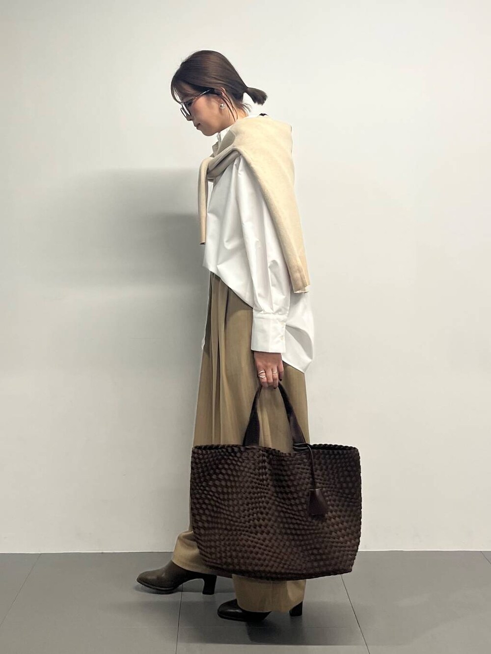 ブラウン系のブーツ、イエロー系のその他パンツ、ベージュ系のカーディガン/ボレロを着用したレディースの冬コーディネートの6枚目の写真