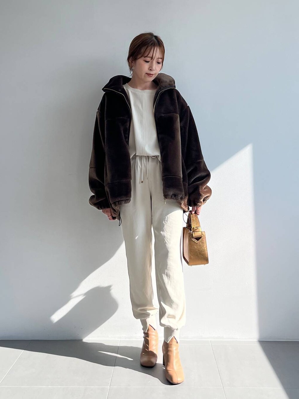 その他のショルダーバッグ、ホワイト系のその他パンツ、ホワイト系のシャツ/ブラウスを着用したレディースの秋コーディネートの6枚目の写真