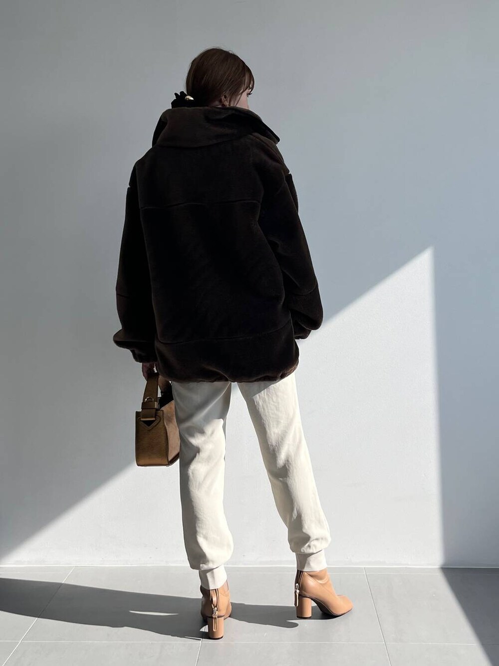 その他のショルダーバッグ、ホワイト系のその他パンツ、ホワイト系のシャツ/ブラウスを着用したレディースの秋コーディネートの5枚目の写真