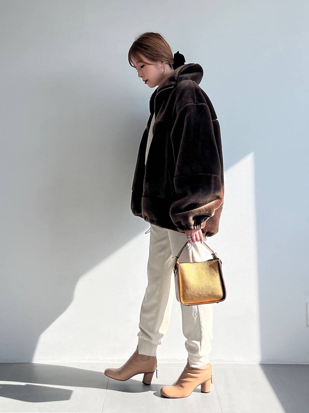 その他のショルダーバッグ、ホワイト系のその他パンツ、ホワイト系のシャツ/ブラウスを着用したレディースの秋コーディネートの2枚目の写真