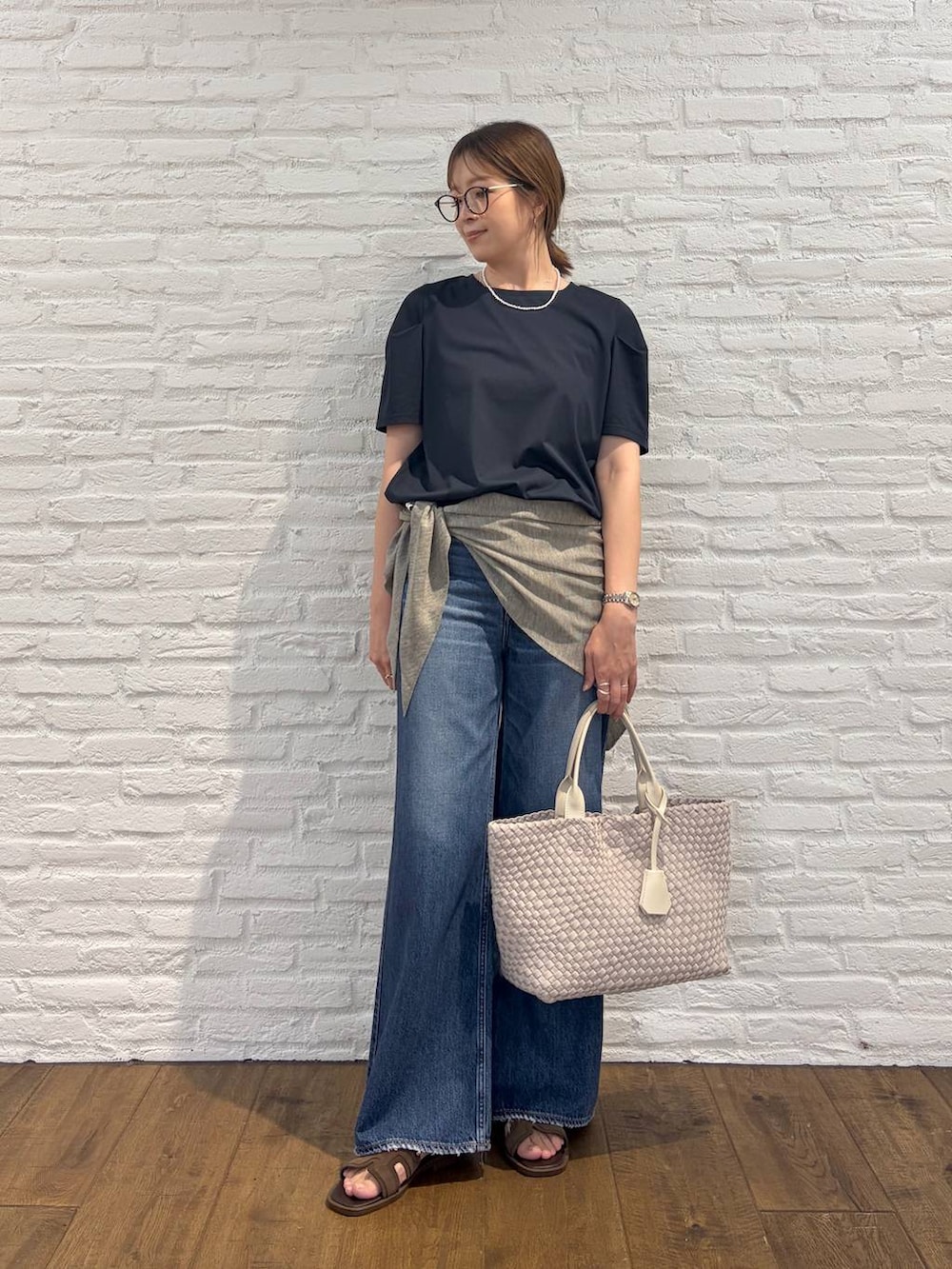 ブルー系のTシャツ/カットソー、ブルー系のデニムパンツ、ブラック系のメガネを着用したレディースの夏コーディネートの5枚目の写真