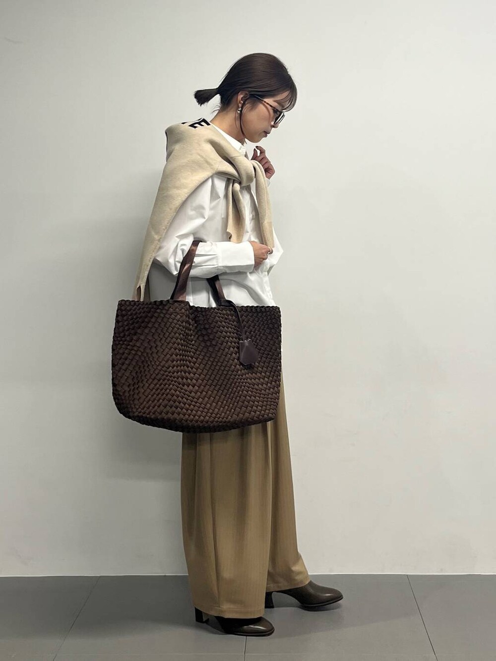 ブラウン系のブーツ、イエロー系のその他パンツ、ベージュ系のカーディガン/ボレロを着用したレディースの冬コーディネートの3枚目の写真