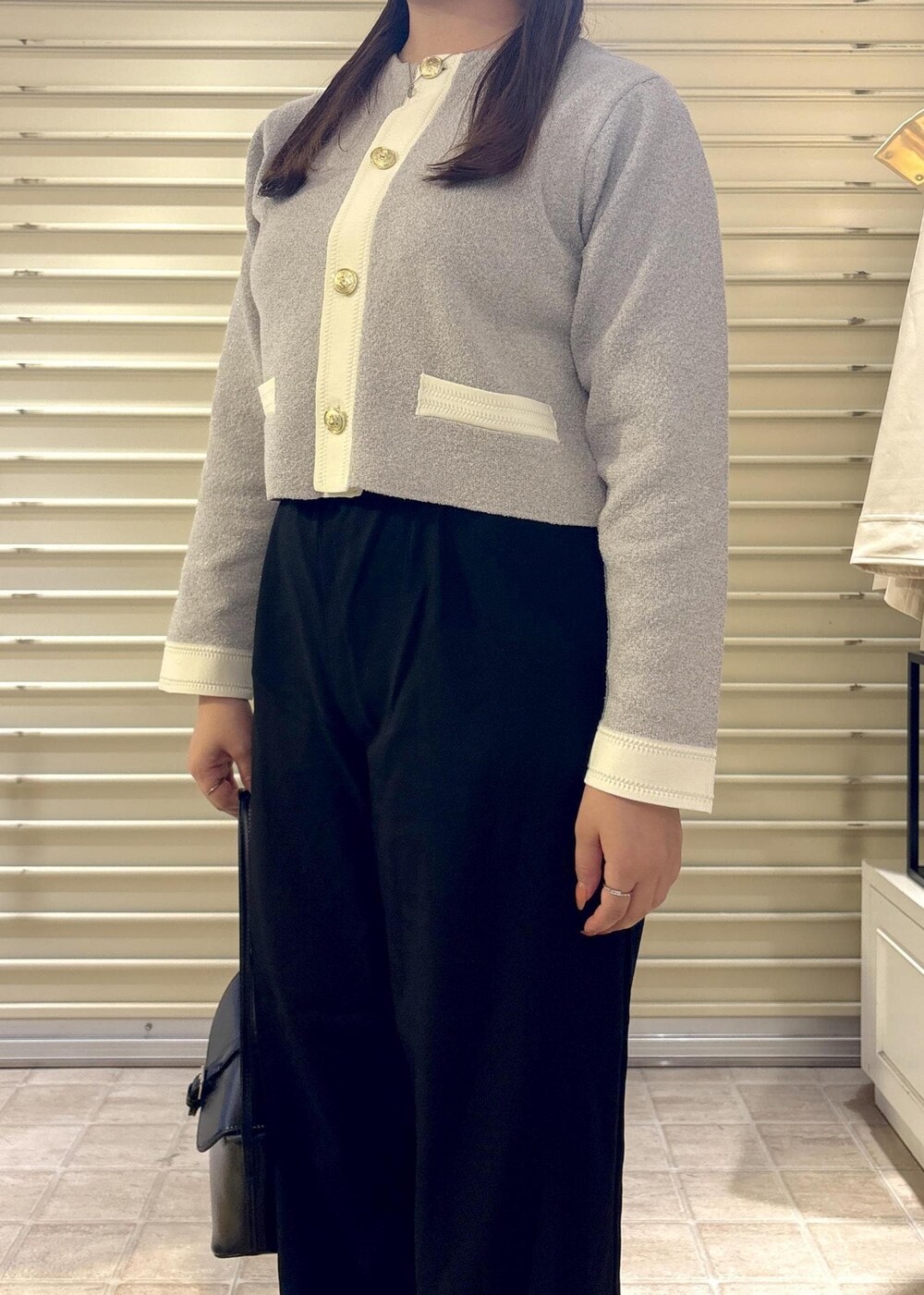 グレー系のカーディガン/ボレロ、ブラック系のその他パンツ、ブラック系のショルダーバッグを着用したレディースの秋コーディネートの8枚目の写真