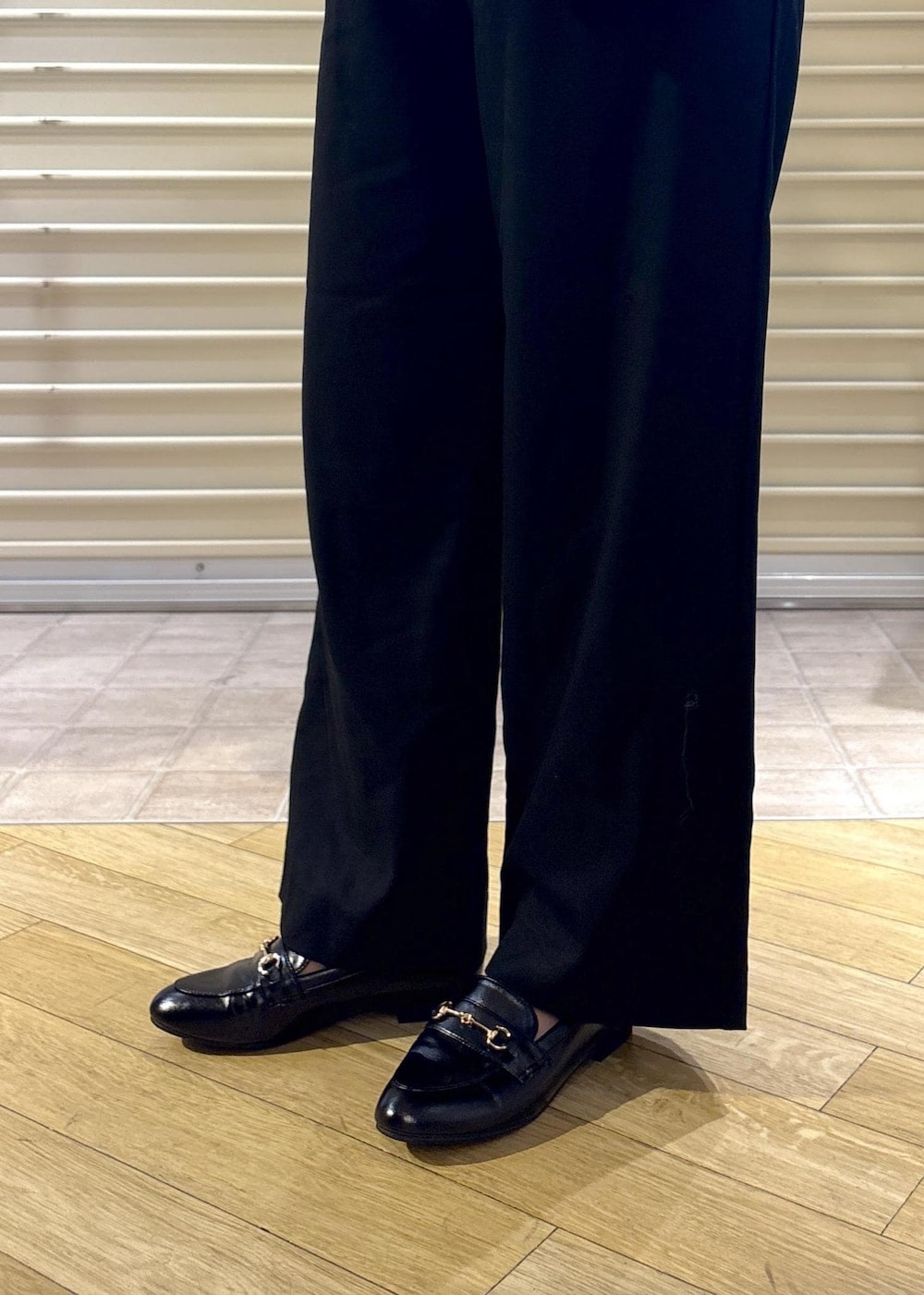 グレー系のカーディガン/ボレロ、ブラック系のその他パンツ、ブラック系のショルダーバッグを着用したレディースの秋コーディネートの10枚目の写真