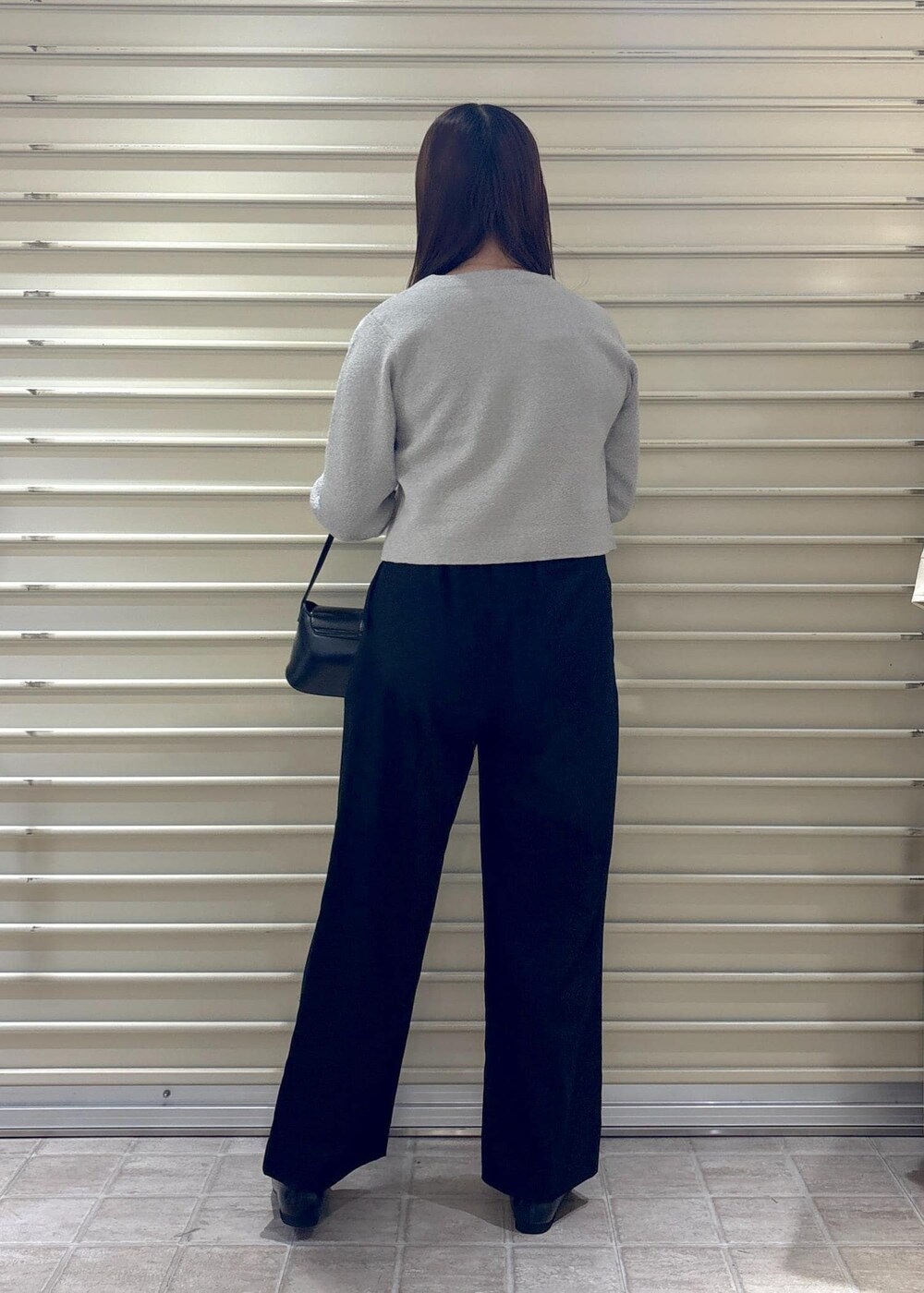 グレー系のカーディガン/ボレロ、ブラック系のその他パンツ、ブラック系のショルダーバッグを着用したレディースの秋コーディネートの4枚目の写真