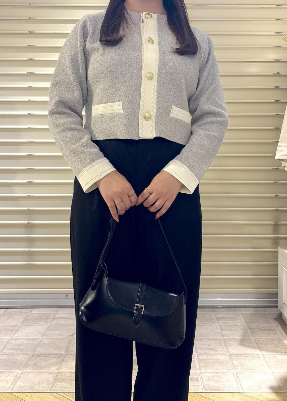 グレー系のカーディガン/ボレロ、ブラック系のその他パンツ、ブラック系のショルダーバッグを着用したレディースの秋コーディネートの7枚目の写真