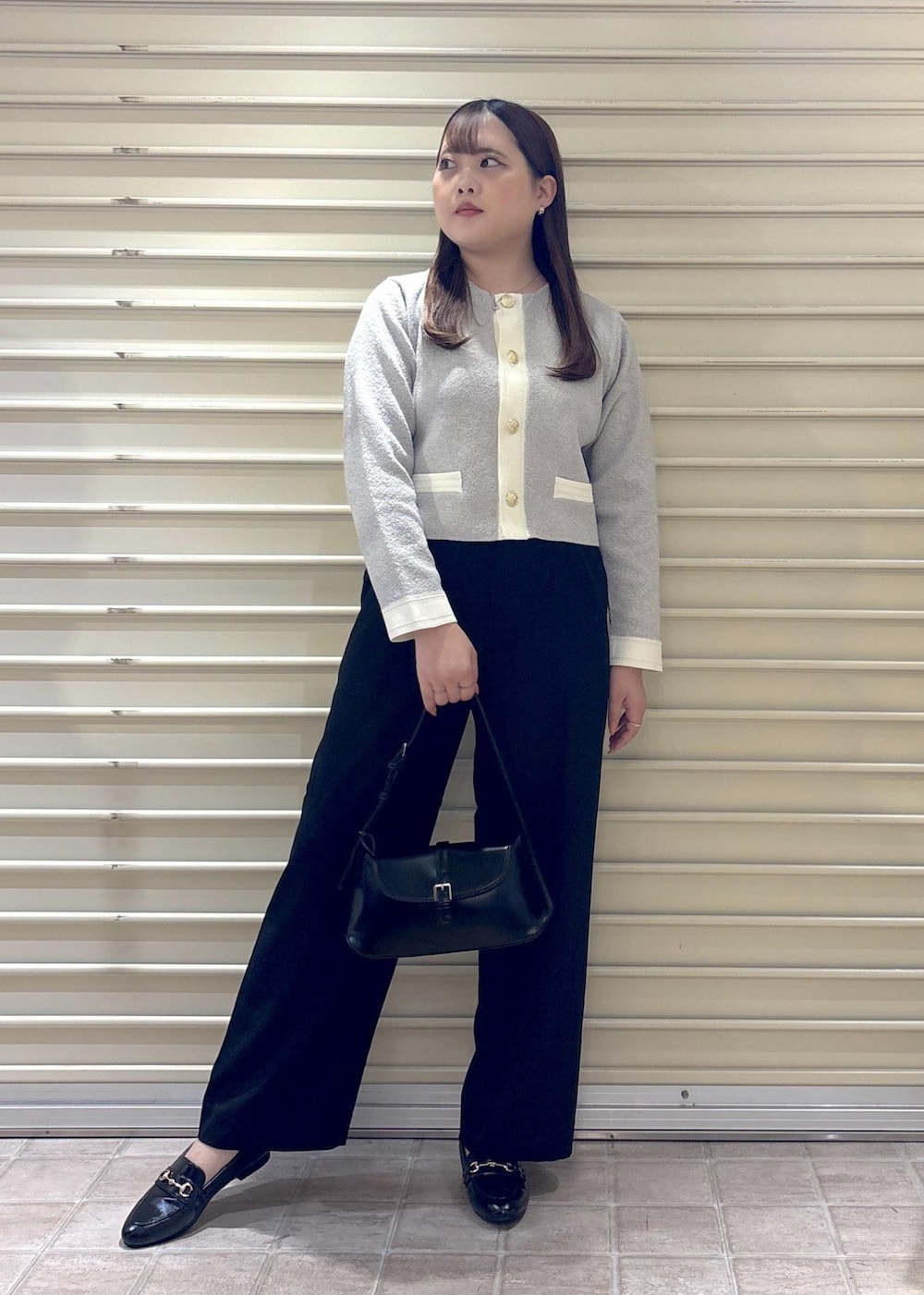 グレー系のカーディガン/ボレロ、ブラック系のその他パンツ、ブラック系のショルダーバッグを着用したレディースの秋コーディネートの2枚目の写真