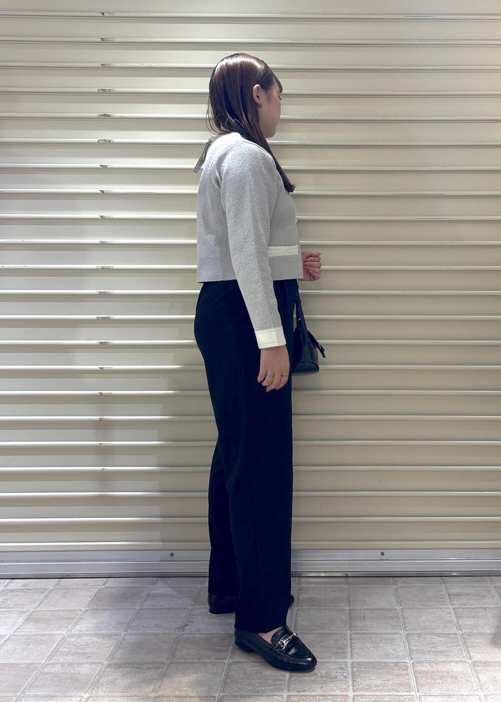 グレー系のカーディガン/ボレロ、ブラック系のその他パンツ、ブラック系のショルダーバッグを着用したレディースの秋コーディネートの6枚目の写真