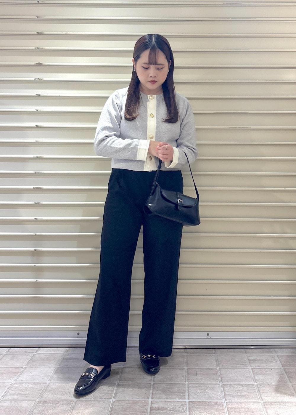 グレー系のカーディガン/ボレロ、ブラック系のその他パンツ、ブラック系のショルダーバッグを着用したレディースの秋コーディネートの3枚目の写真