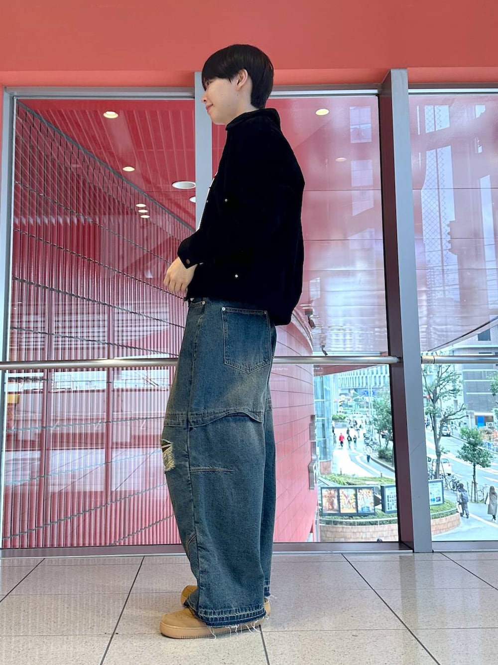 ブラック系のブルゾン、その他のスウェット、ブラック系のベルトを着用したメンズの冬コーディネートの2枚目の写真