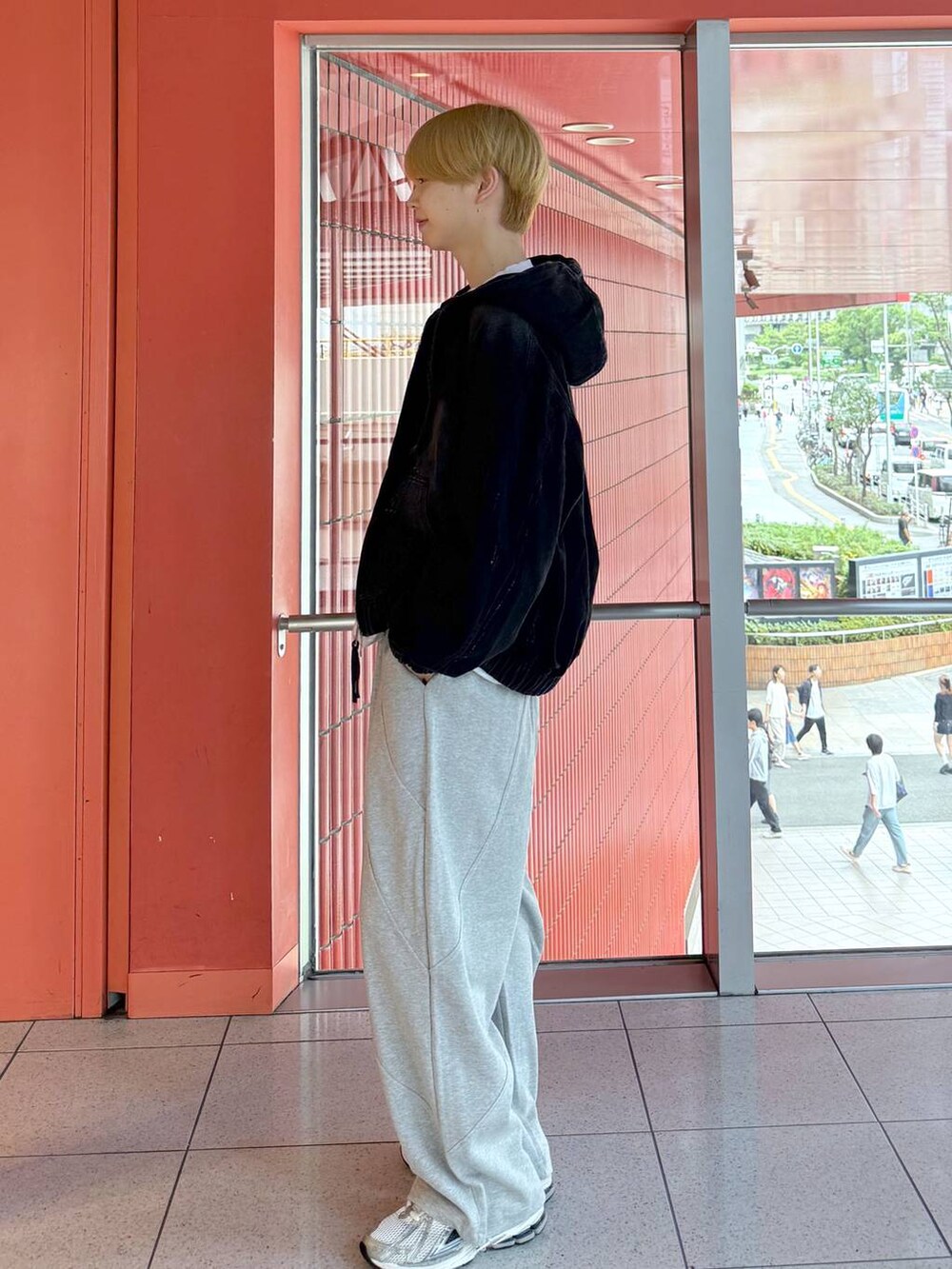 ブラック系のデニムジャケット、グレー系のTシャツ/カットソーを着用したメンズの秋コーディネートの2枚目の写真