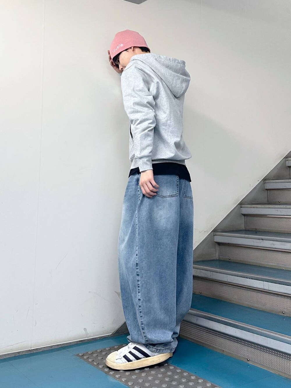 「韓国系、オーバーサイズ、高身長、ALAND、ストリート、デニムパンツ、パーカー、春コーデ」｜「NOT4NERDの【UNISEX】NOT4NERD／バルーンデニム  2109385（デニムパンツ、ブルー系）」を使った、dnjsl2l8さん（メンズ・178cm）の春コーディネートの2枚目の写真