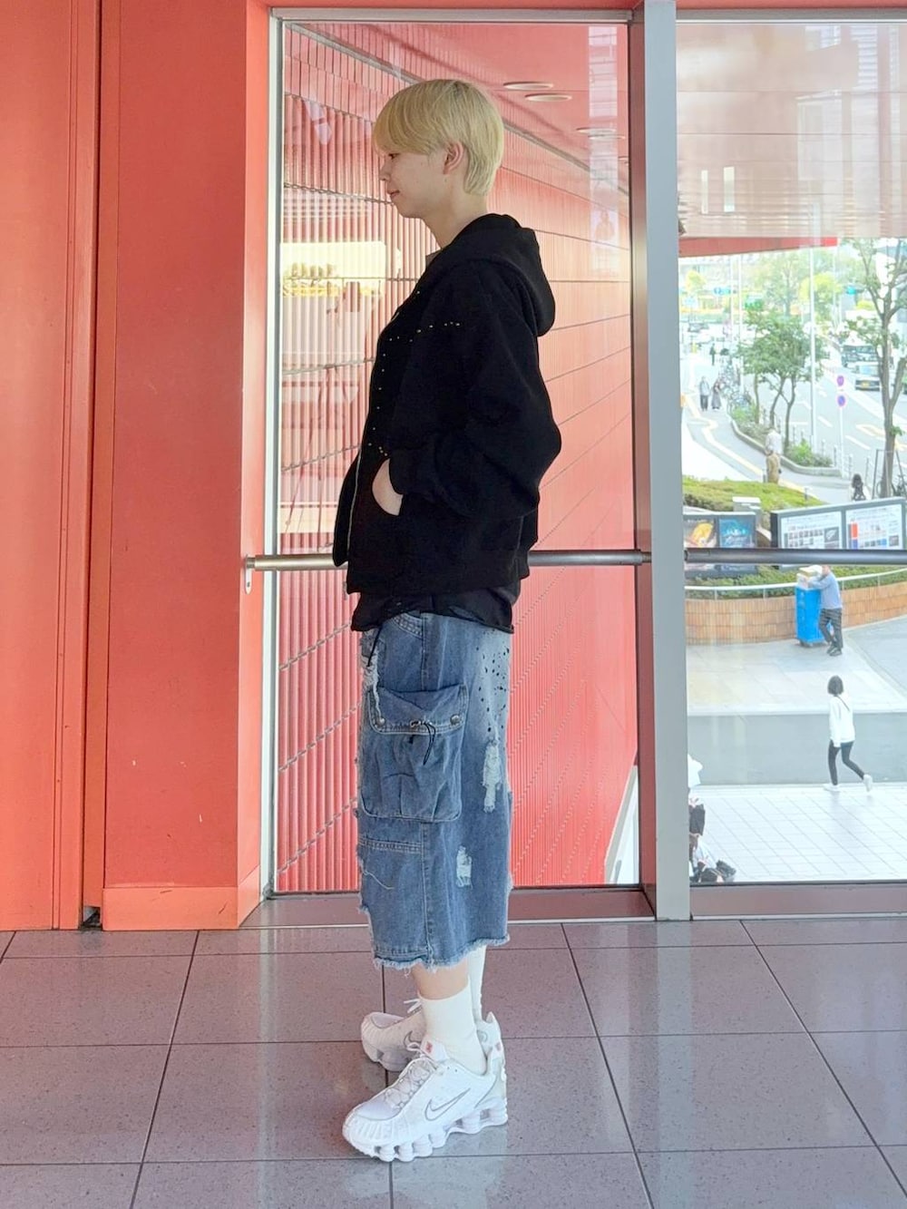 グレー系のTシャツ/カットソー、ブルー系のデニムパンツ、ブラック系のベルトを着用したメンズの春コーディネートの2枚目の写真