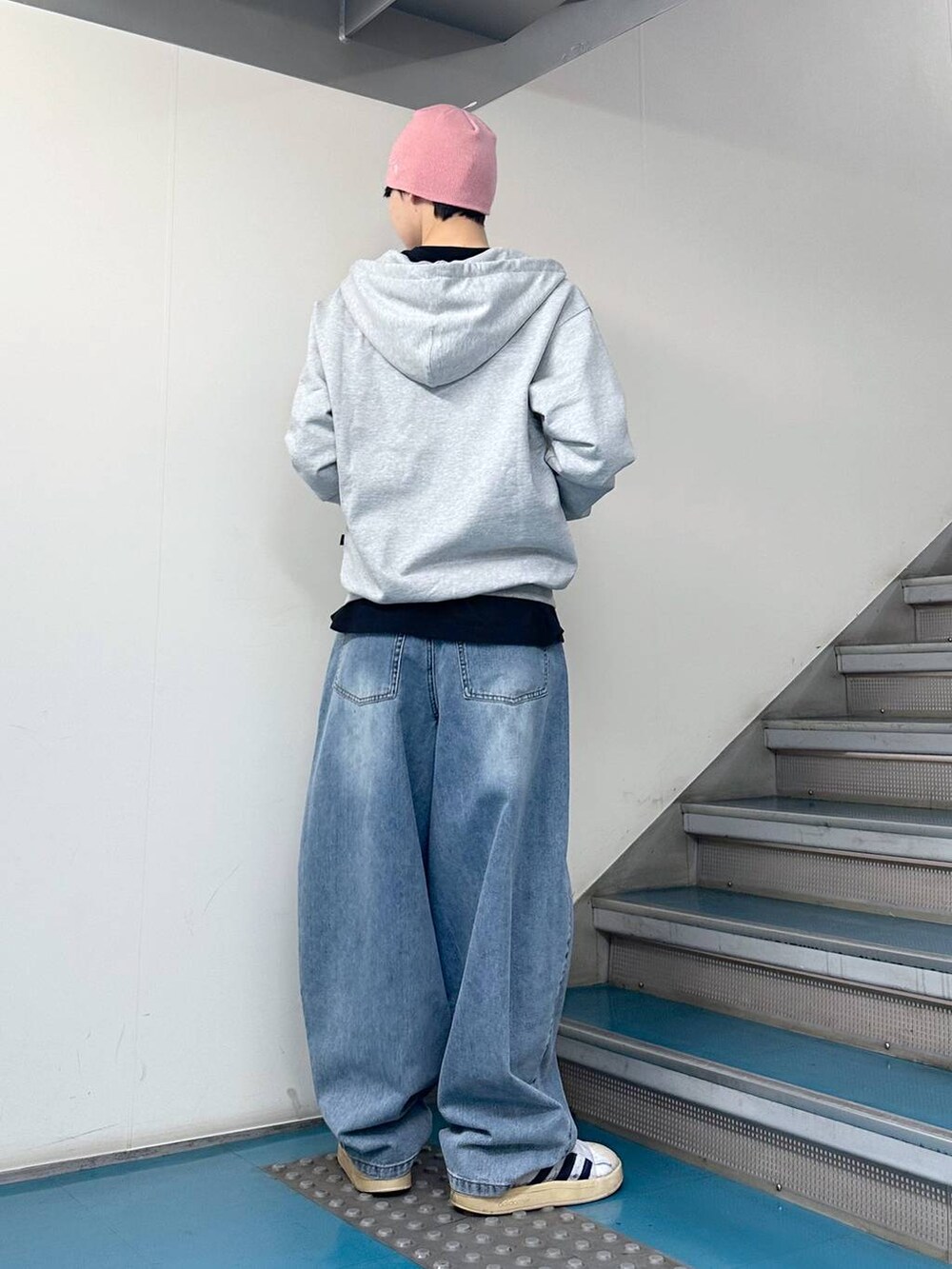 「韓国系、オーバーサイズ、高身長、ALAND、ストリート、デニムパンツ、パーカー、春コーデ」｜「NOT4NERDの【UNISEX】NOT4NERD／バルーンデニム  2109385（デニムパンツ、ブルー系）」を使った、dnjsl2l8さん（メンズ・178cm）の春コーディネートの3枚目の写真