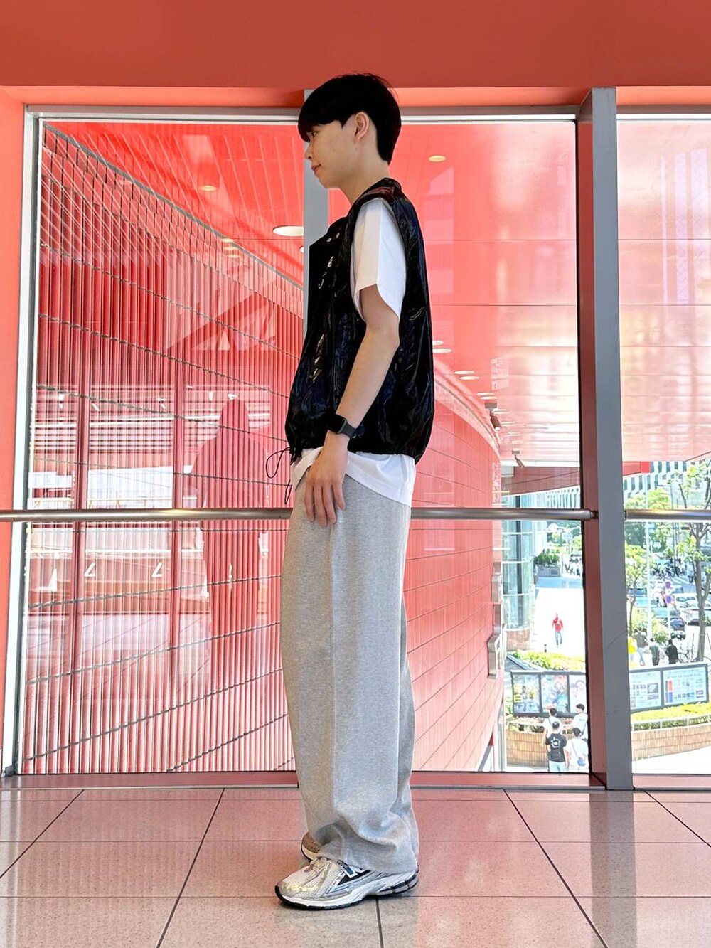 ホワイト系のTシャツ/カットソー、ブラック系のベスト、グレー系のスウェットパンツを着用したメンズの夏コーディネートの2枚目の写真