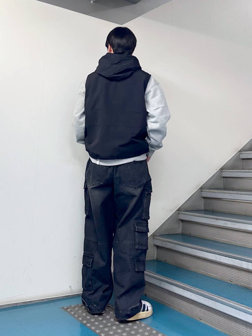 「韓国系、オーバーサイズ、高身長、ALAND、ストリート、カジュアル、ベスト、デニムパンツ」｜「NOT4NERDの【UNISEX】NOT4NERD／ダーティカーゴデニム  2109380（デニムパンツ、ブラック系）」を使った、dnjsl2l8さん（メンズ・178cm）の春コーディネートの3枚目の写真