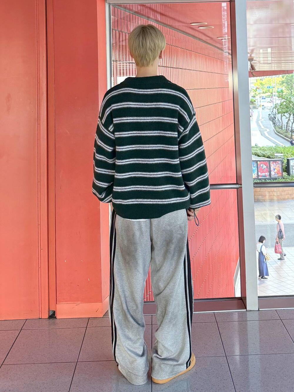 その他のTシャツ/カットソー、その他のニット/セーター、グレー系のその他パンツを着用したメンズの秋コーディネートの3枚目の写真