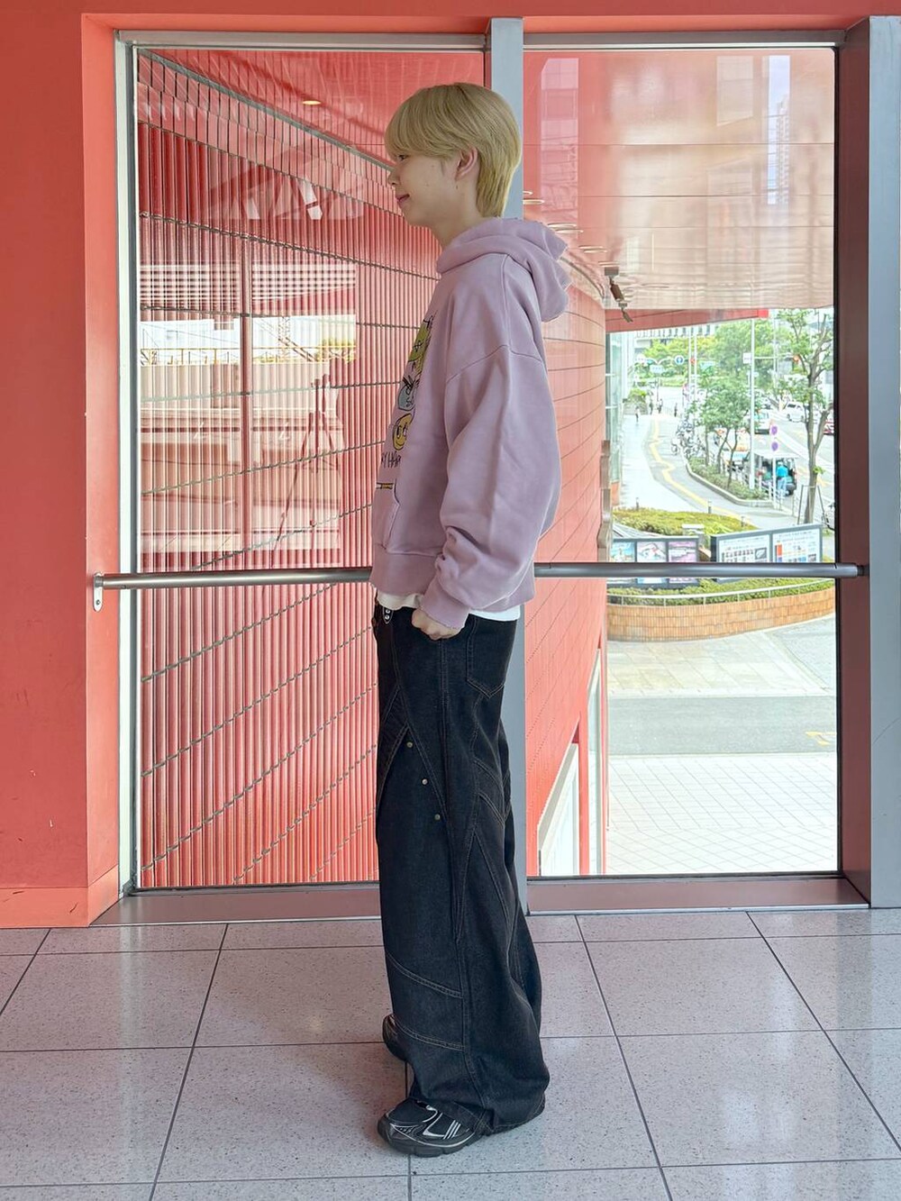 その他のTシャツ/カットソー、ブラック系のデニムパンツ、ピンク系のパーカーを着用したメンズの秋コーディネートの2枚目の写真