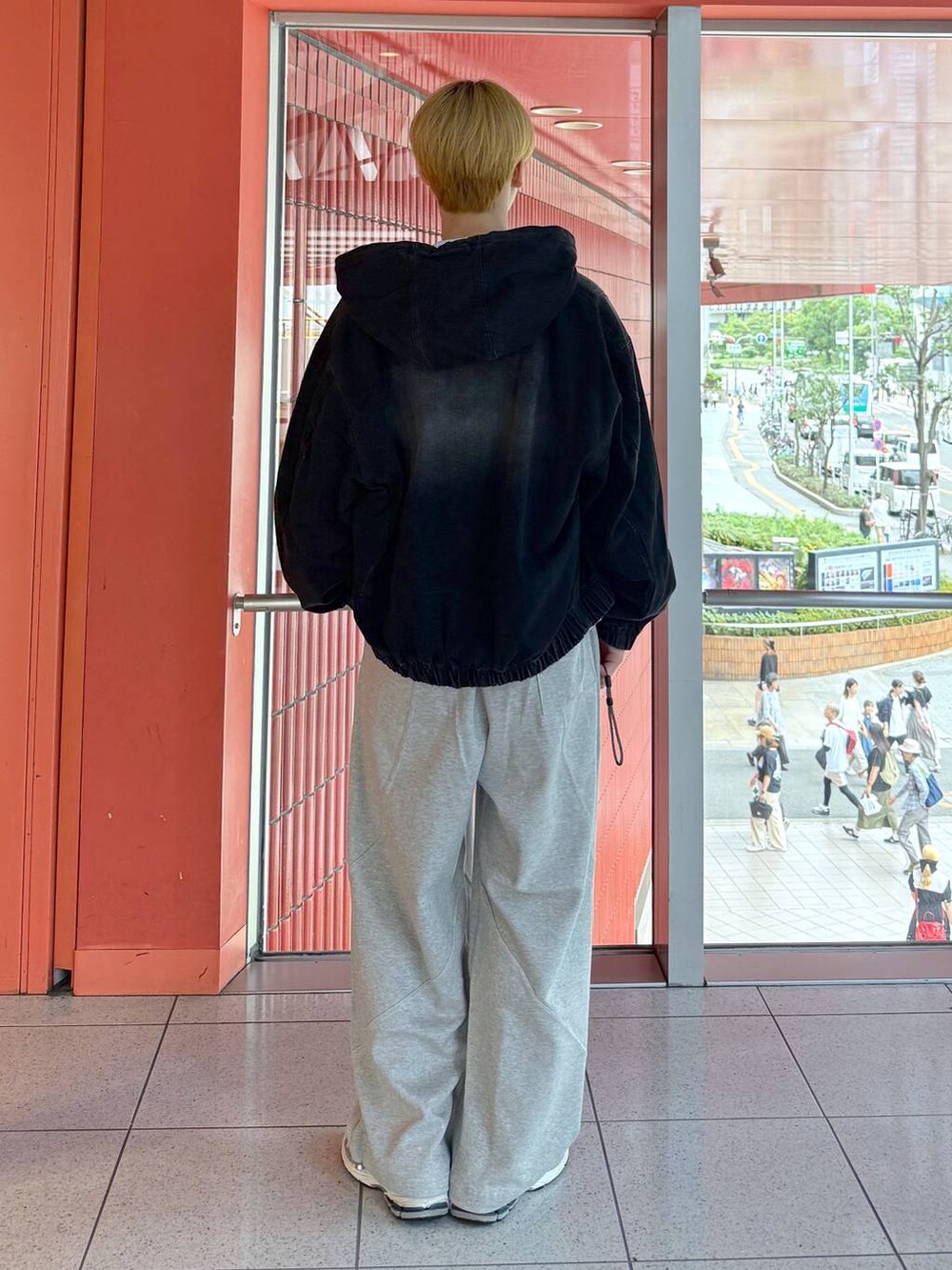 ブラック系のデニムジャケット、グレー系のTシャツ/カットソーを着用したメンズの秋コーディネートの3枚目の写真