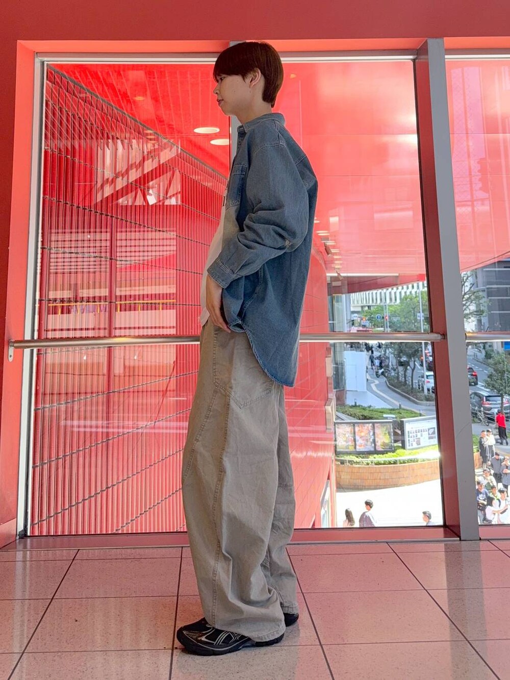 ホワイト系のTシャツ/カットソー、ブルー系のシャツ/ブラウス、グレー系のその他パンツを着用したメンズの春コーディネートの2枚目の写真