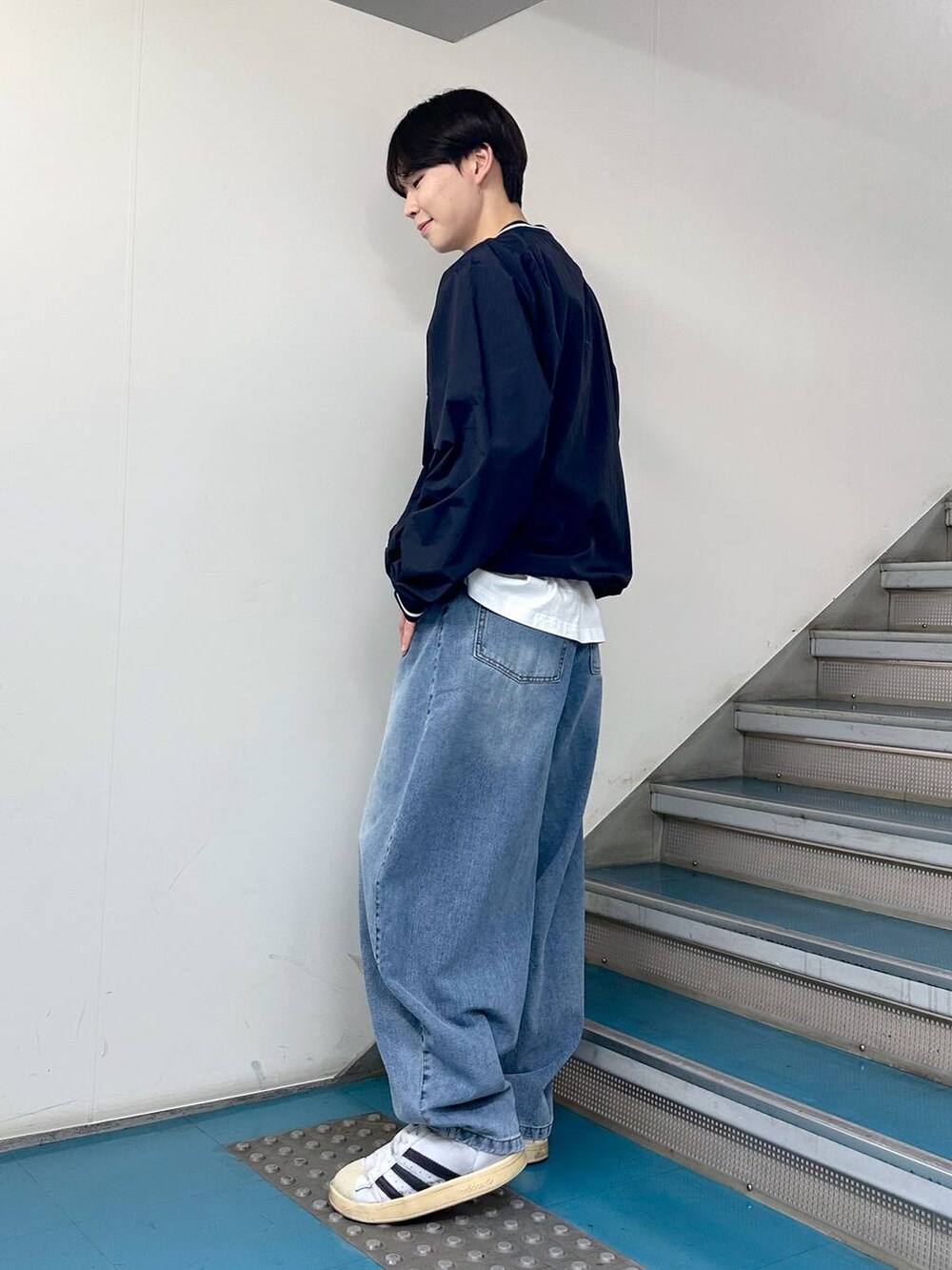 「スポーティ、ストリート、デニムパンツ、春コーデ、韓国系、オーバーサイズ、高身長、ALAND」｜「NOT4NERDの【UNISEX】NOT4NERD／バルーンデニム  2109385（デニムパンツ、ブルー系）」を使った、dnjsl2l8さん（メンズ・178cm）の冬コーディネートの2枚目の写真