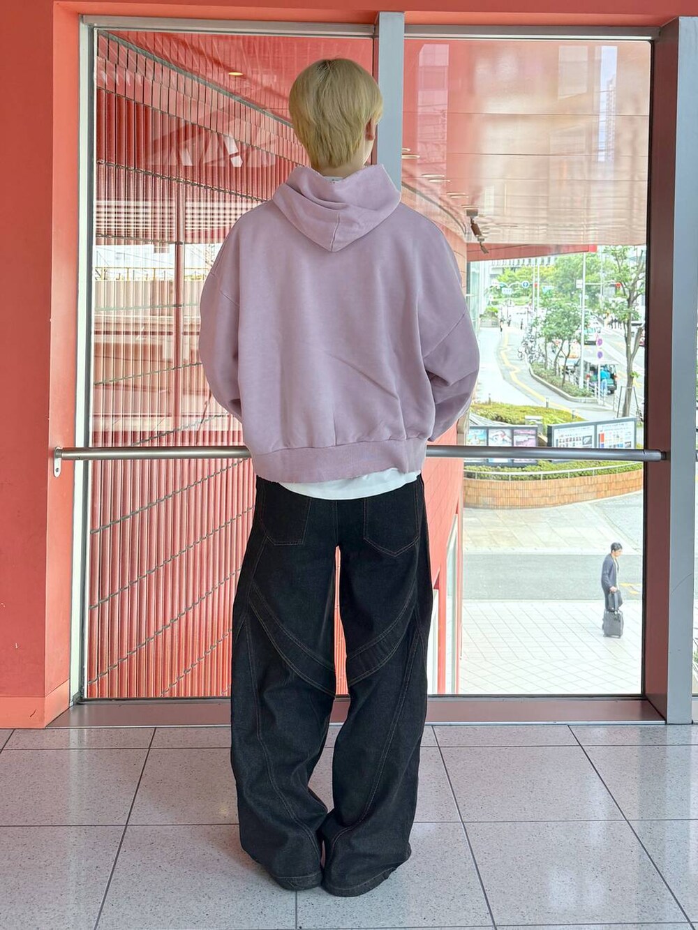 その他のTシャツ/カットソー、ブラック系のデニムパンツ、ピンク系のパーカーを着用したメンズの秋コーディネートの3枚目の写真