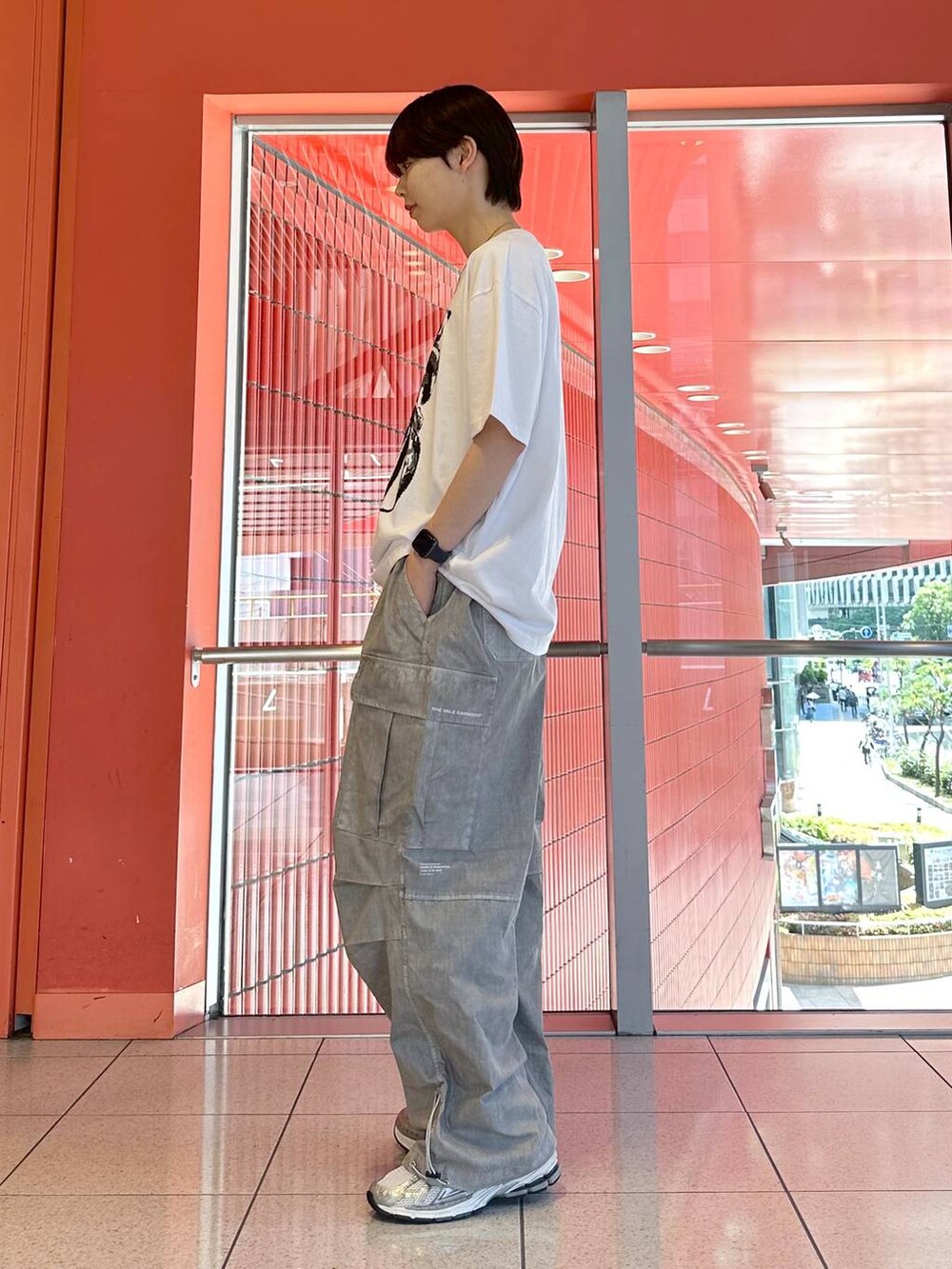 ホワイト系のTシャツ/カットソーを着用したメンズの春コーディネートの2枚目の写真