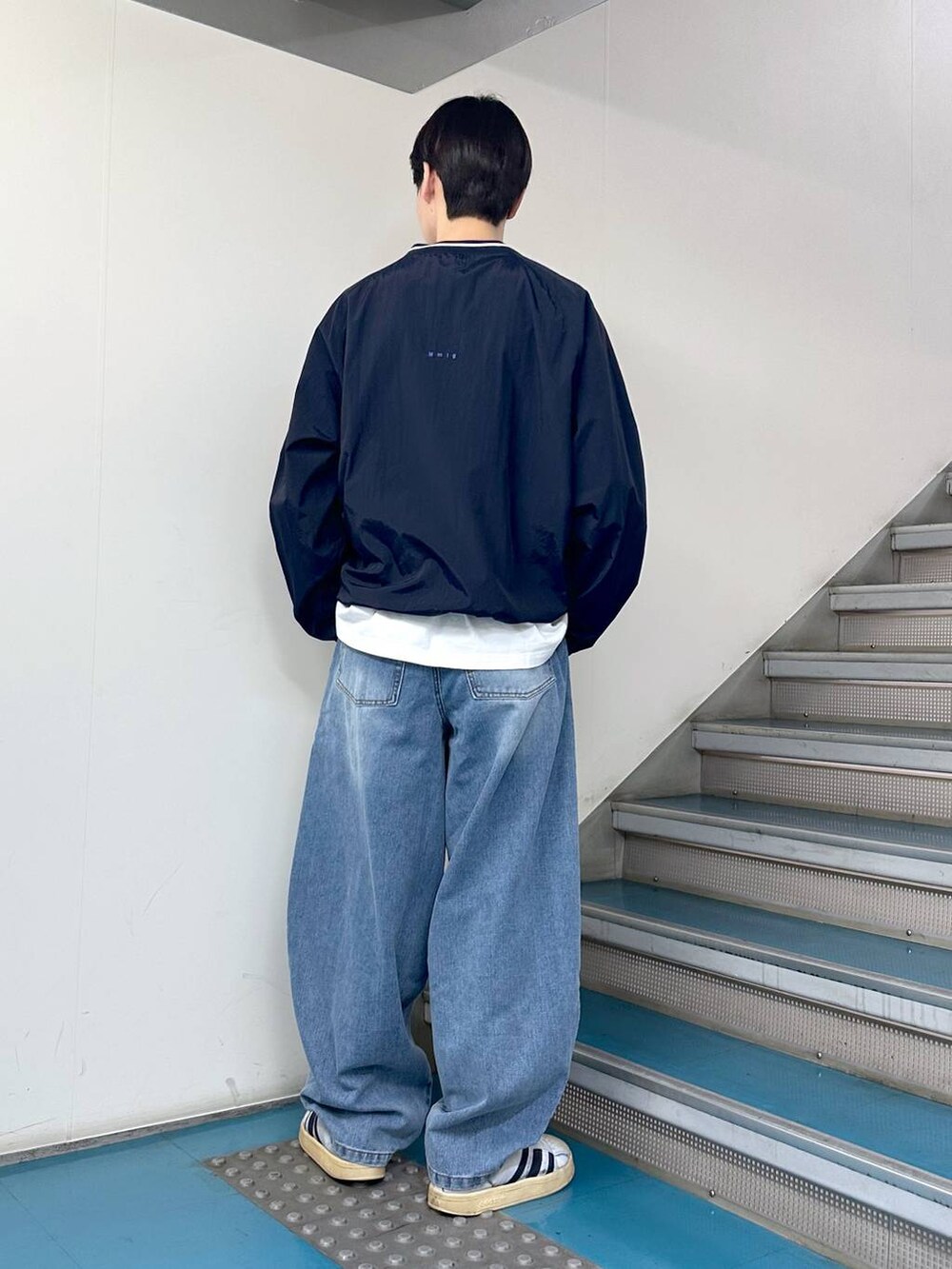 「スポーティ、ストリート、デニムパンツ、春コーデ、韓国系、オーバーサイズ、高身長、ALAND」｜「NOT4NERDの【UNISEX】NOT4NERD／バルーンデニム  2109385（デニムパンツ、ブルー系）」を使った、dnjsl2l8さん（メンズ・178cm）の冬コーディネートの3枚目の写真