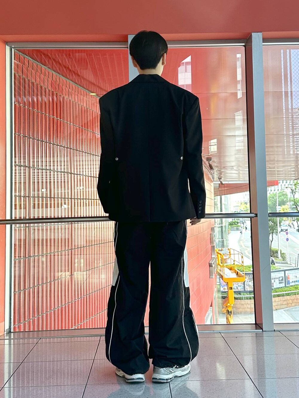 ホワイト系のTシャツ/カットソー、ブラック系のその他パンツ、ブラック系のテーラードジャケットを着用したメンズの秋コーディネートの3枚目の写真