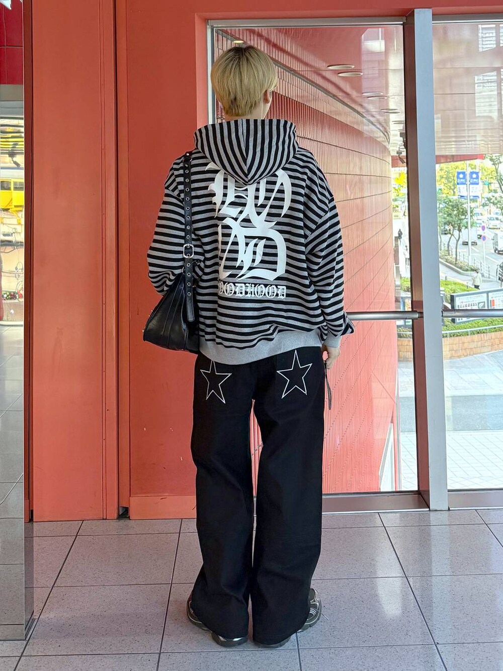 ブラック系のショルダーバッグ、その他のパーカー、ブラック系のその他パンツを着用したメンズの冬コーディネートの3枚目の写真