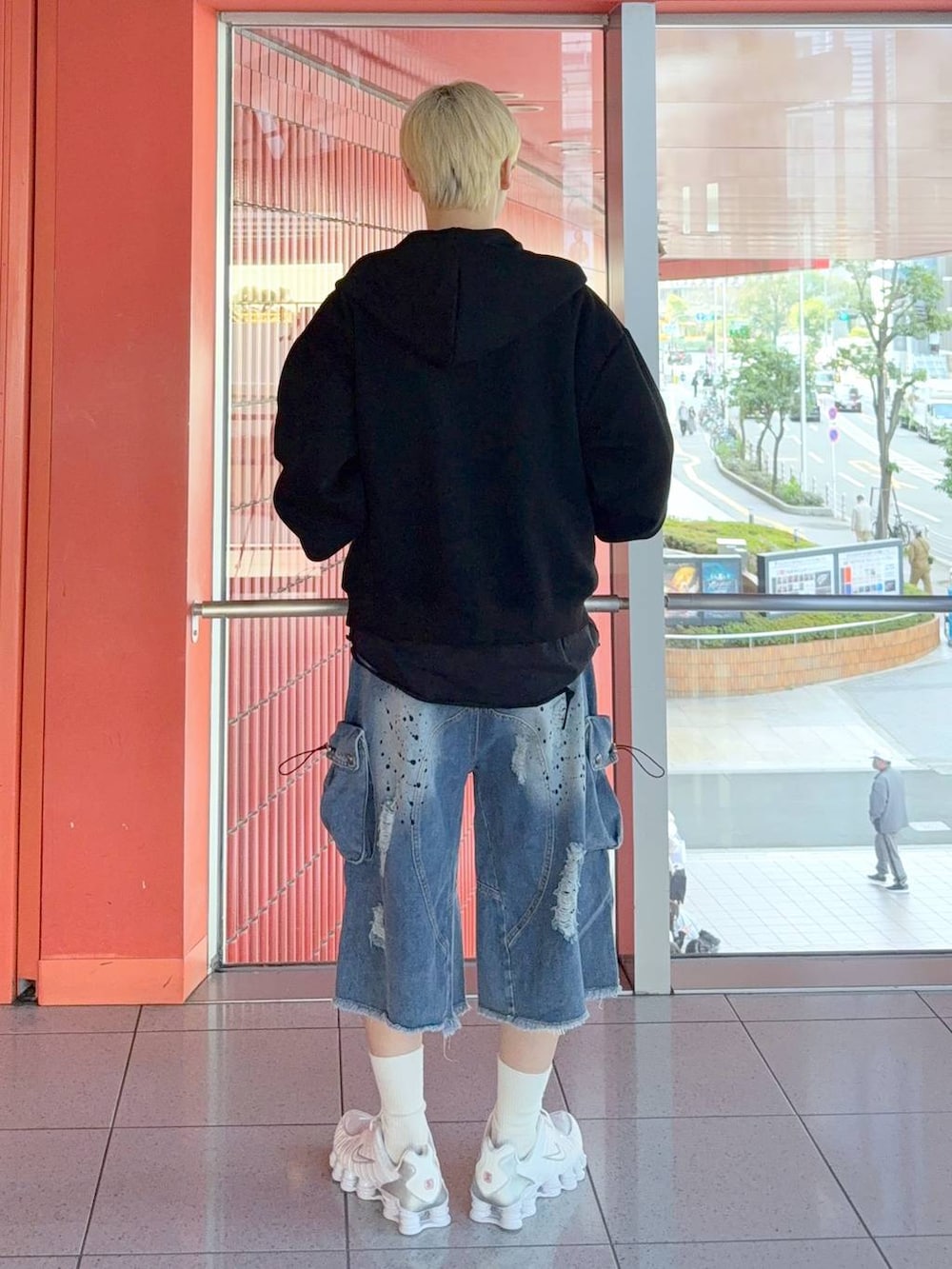 グレー系のTシャツ/カットソー、ブルー系のデニムパンツ、ブラック系のベルトを着用したメンズの春コーディネートの3枚目の写真