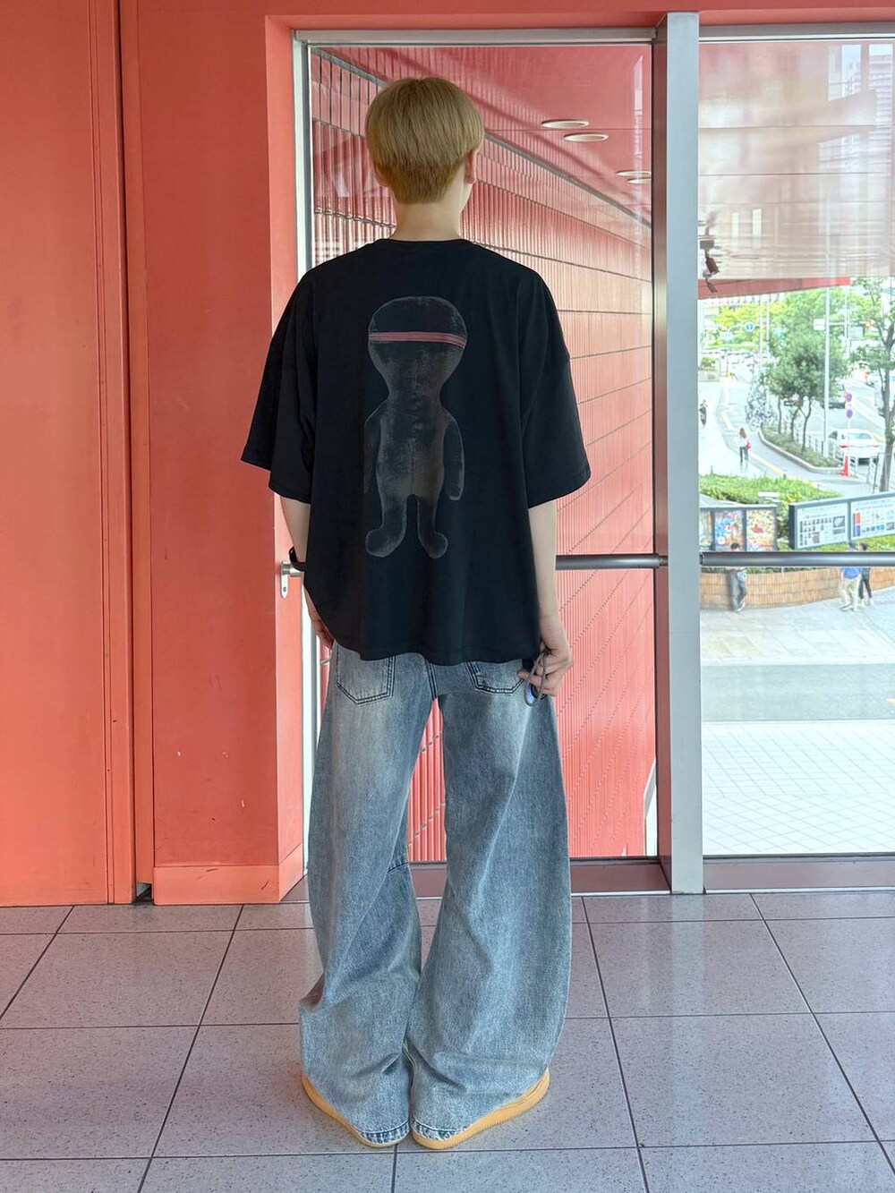 ブルー系のデニムパンツ、ブラック系のTシャツ/カットソー、ブラック系のベルトを着用したメンズの夏コーディネートの3枚目の写真