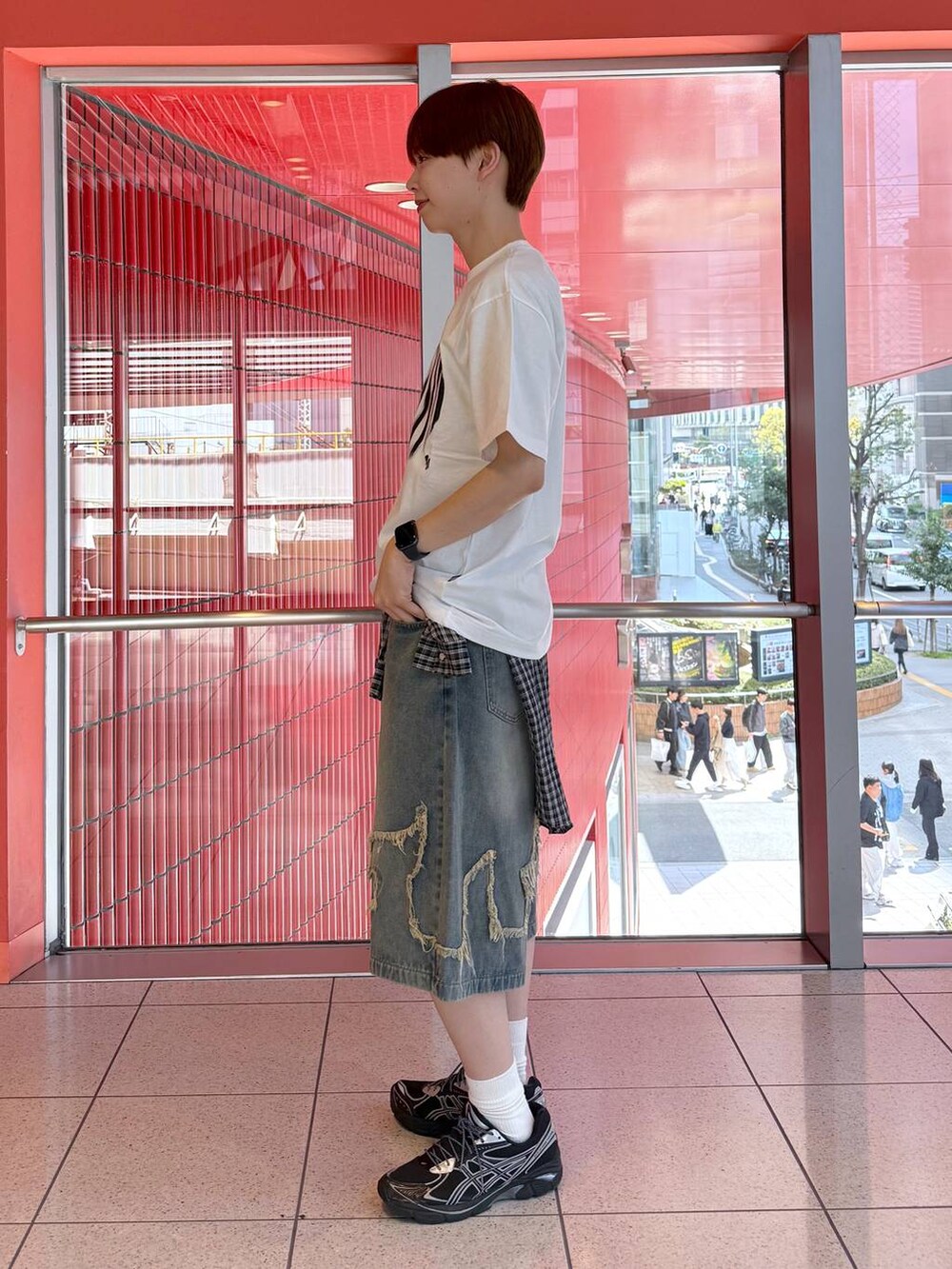 ホワイト系のTシャツ/カットソー、ブルー系のシャツ/ブラウス、ブルー系のデニムパンツを着用したメンズの春コーディネートの2枚目の写真