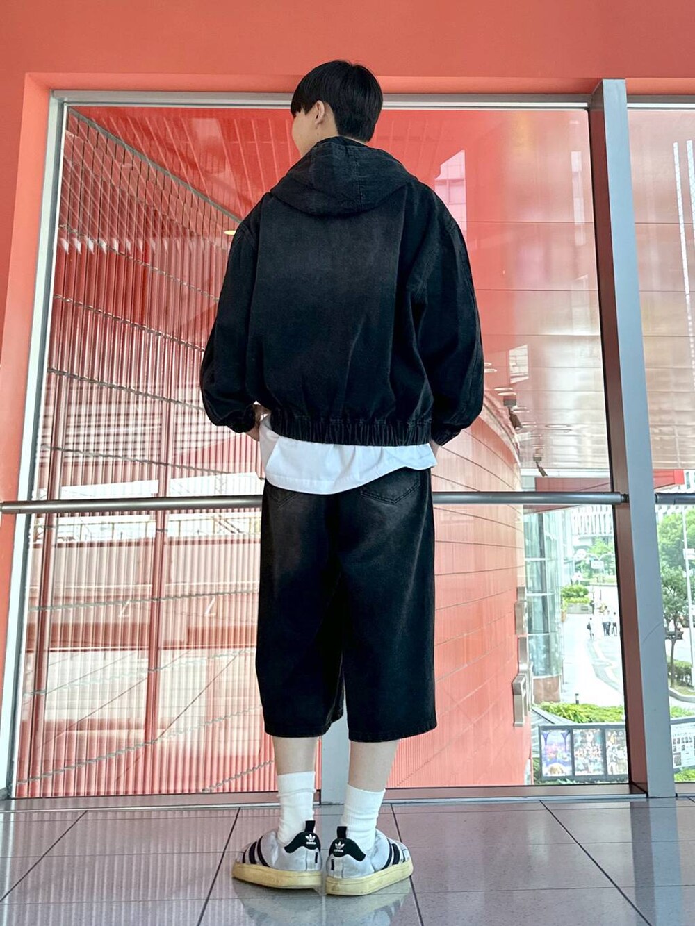 ブラック系のデニムパンツ、ホワイト系のTシャツ/カットソーを着用したメンズの秋コーディネートの3枚目の写真