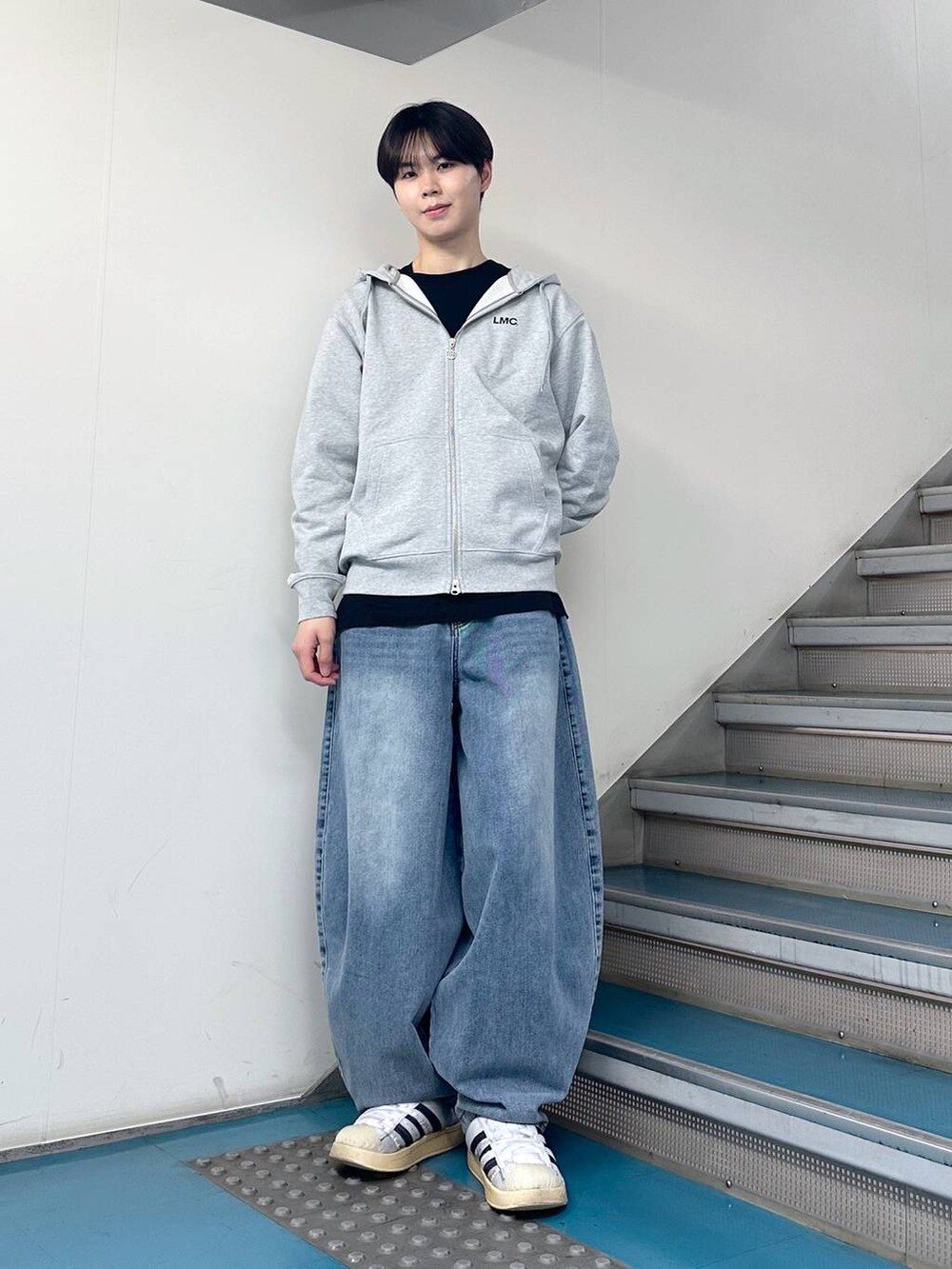 「韓国系、オーバーサイズ、高身長、ALAND、ストリート、デニムパンツ、パーカー、春コーデ」｜「NOT4NERDの【UNISEX】NOT4NERD／バルーンデニム  2109385（デニムパンツ、ブルー系）」を使った、dnjsl2l8さん（メンズ・178cm）の春コーディネートの4枚目の写真