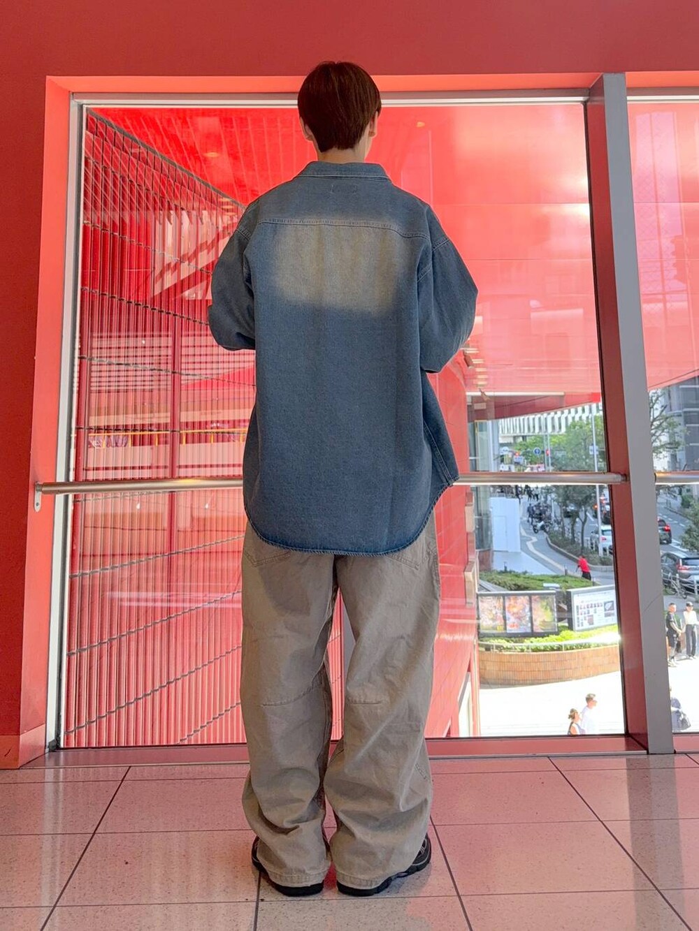 ホワイト系のTシャツ/カットソー、ブルー系のシャツ/ブラウス、グレー系のその他パンツを着用したメンズの春コーディネートの3枚目の写真