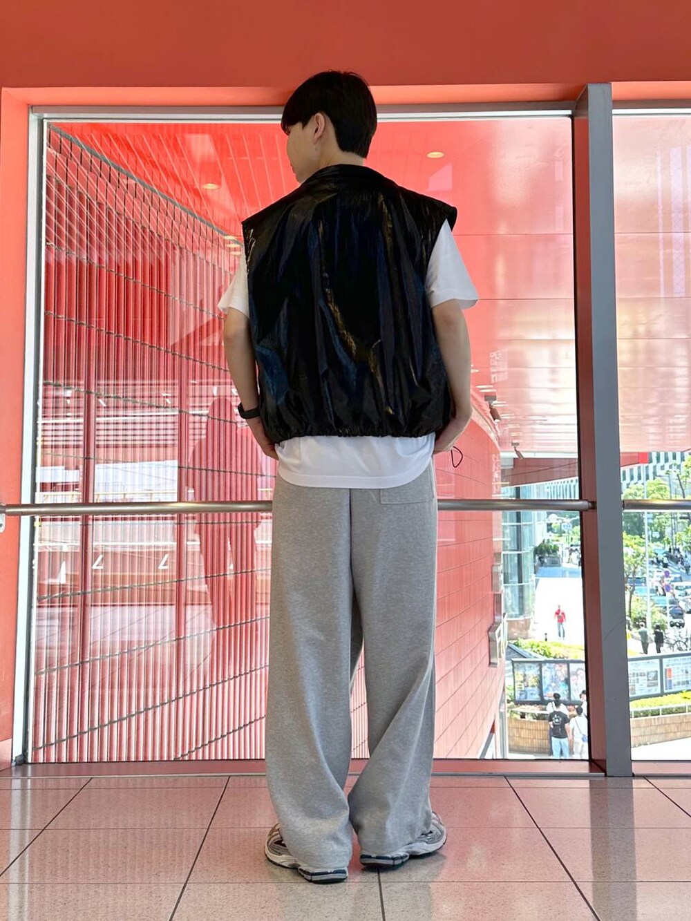 ホワイト系のTシャツ/カットソー、ブラック系のベスト、グレー系のスウェットパンツを着用したメンズの夏コーディネートの3枚目の写真