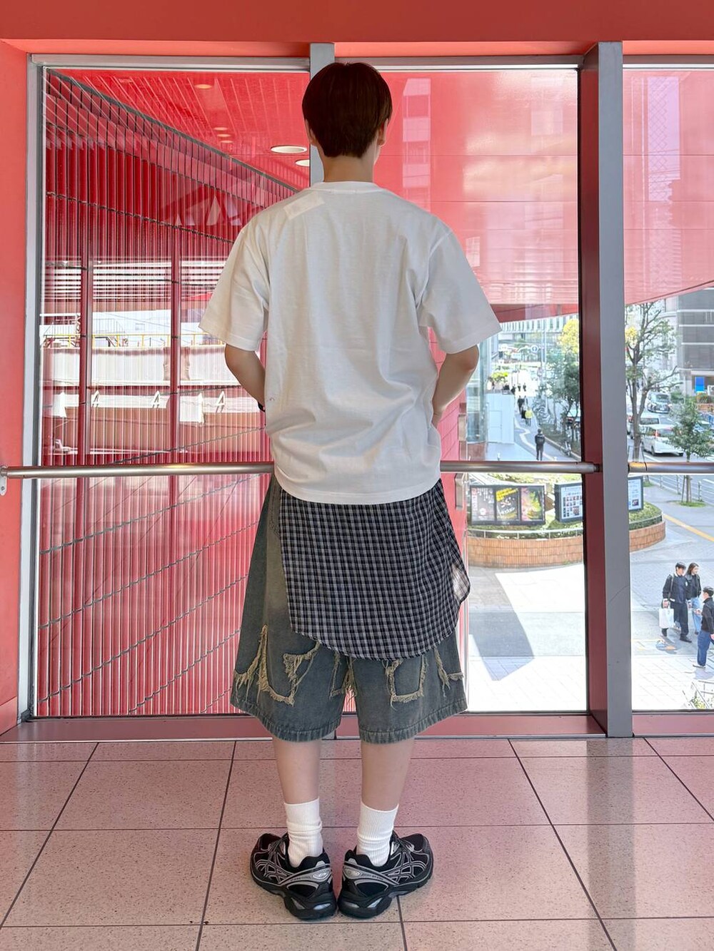 ホワイト系のTシャツ/カットソー、ブルー系のシャツ/ブラウス、ブルー系のデニムパンツを着用したメンズの春コーディネートの3枚目の写真