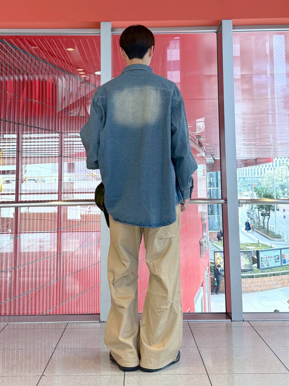 ブラック系のチノパンツ、ブルー系のシャツ/ブラウス、その他のキャップを着用したメンズの春コーディネートの3枚目の写真