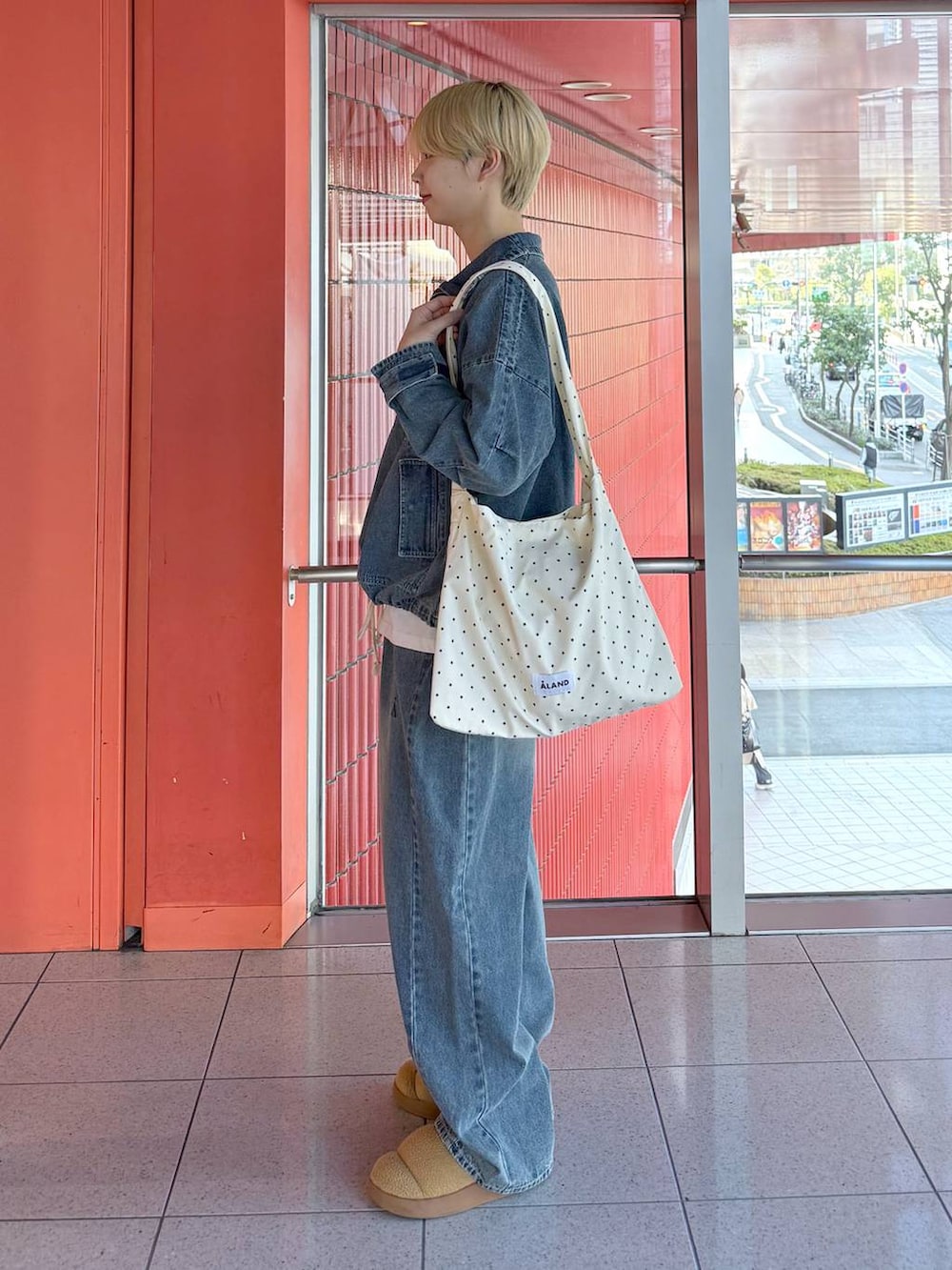 その他のトートバッグ、ブルー系のデニムパンツを着用したメンズの冬コーディネートの2枚目の写真