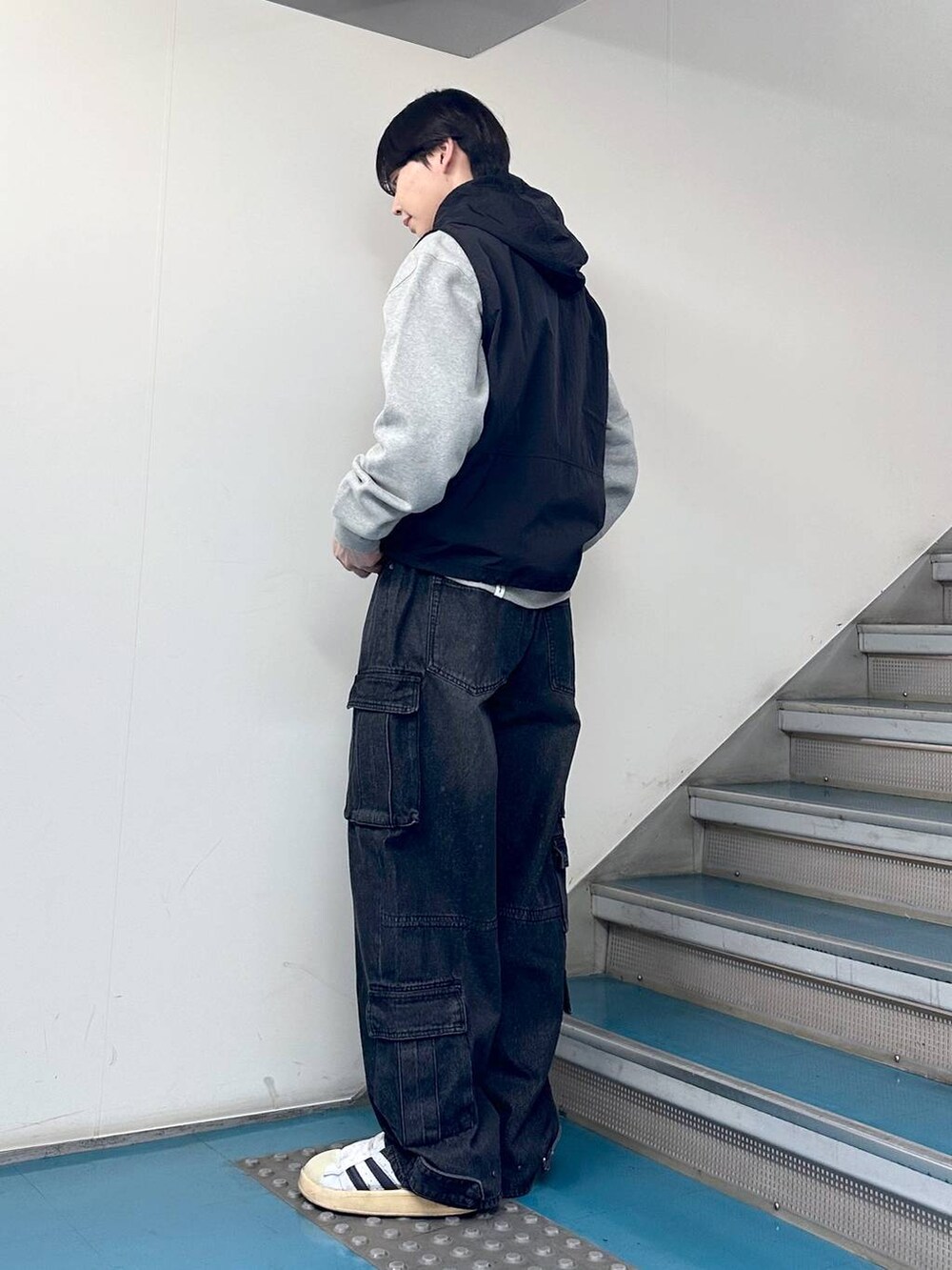 「韓国系、オーバーサイズ、高身長、ALAND、ストリート、カジュアル、ベスト、デニムパンツ」｜「NOT4NERDの【UNISEX】NOT4NERD／ダーティカーゴデニム  2109380（デニムパンツ、ブラック系）」を使った、dnjsl2l8さん（メンズ・178cm）の春コーディネートの2枚目の写真