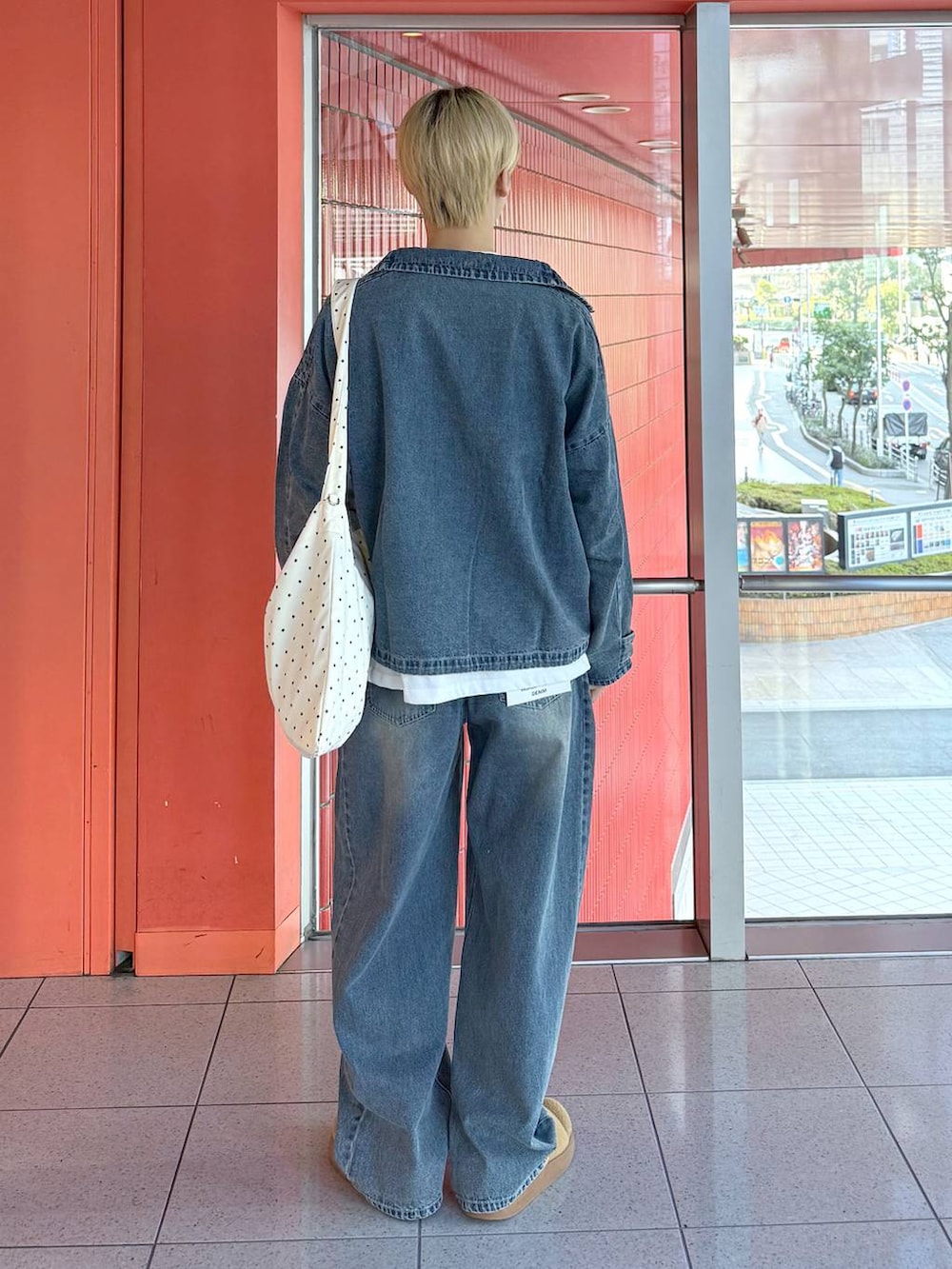 その他のトートバッグ、ブルー系のデニムパンツを着用したメンズの冬コーディネートの3枚目の写真